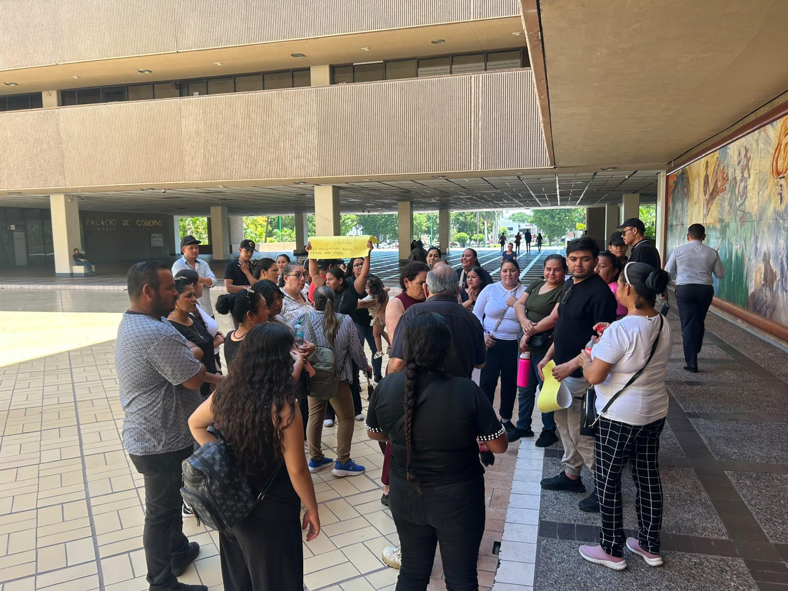 $!Exigen desplazados y pepenadores atención urgente en Palacio de Gobierno