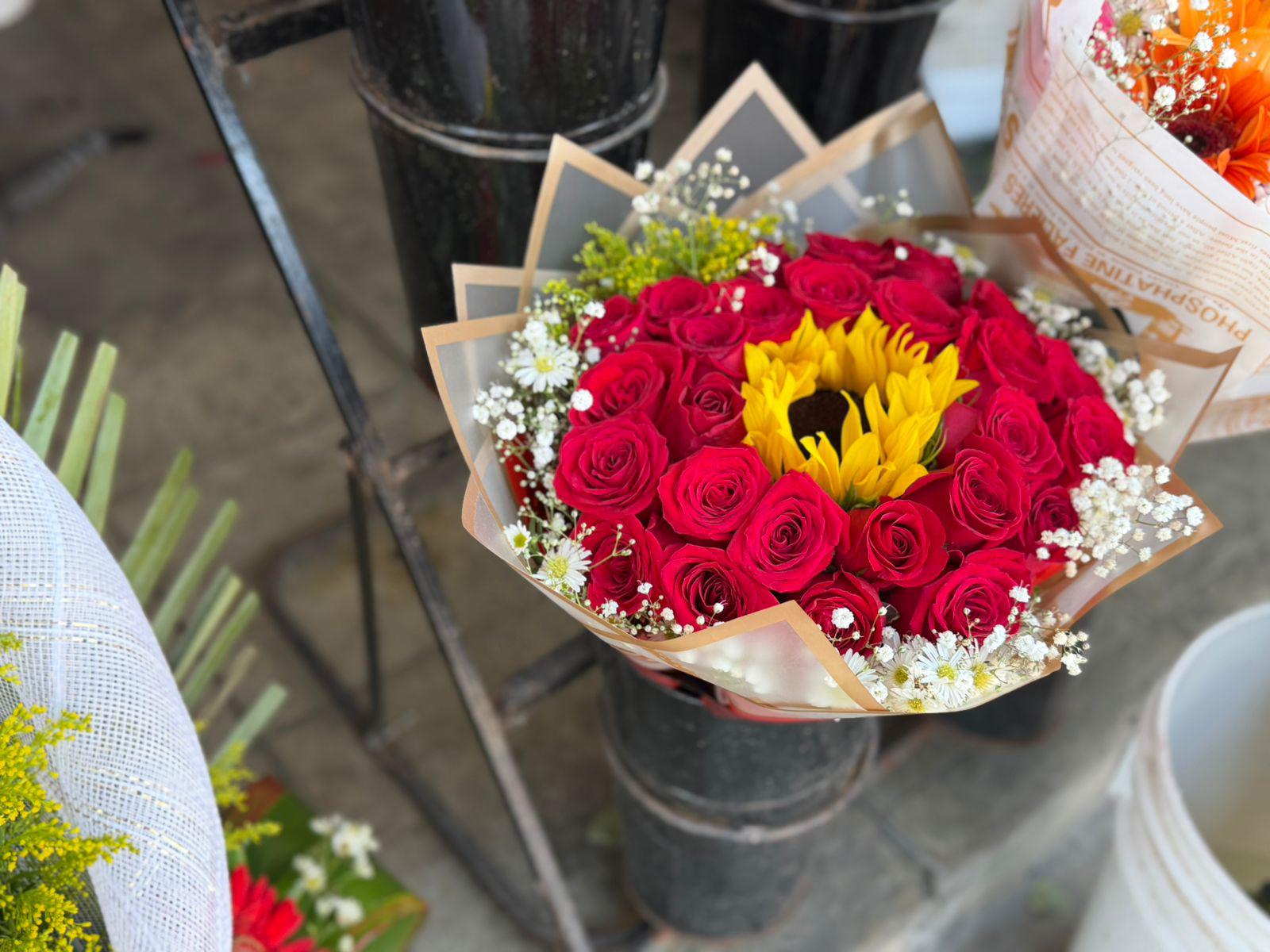 $!Floristas de Mazatlán se preparan para un repunte de ventas por el Día de las Madres