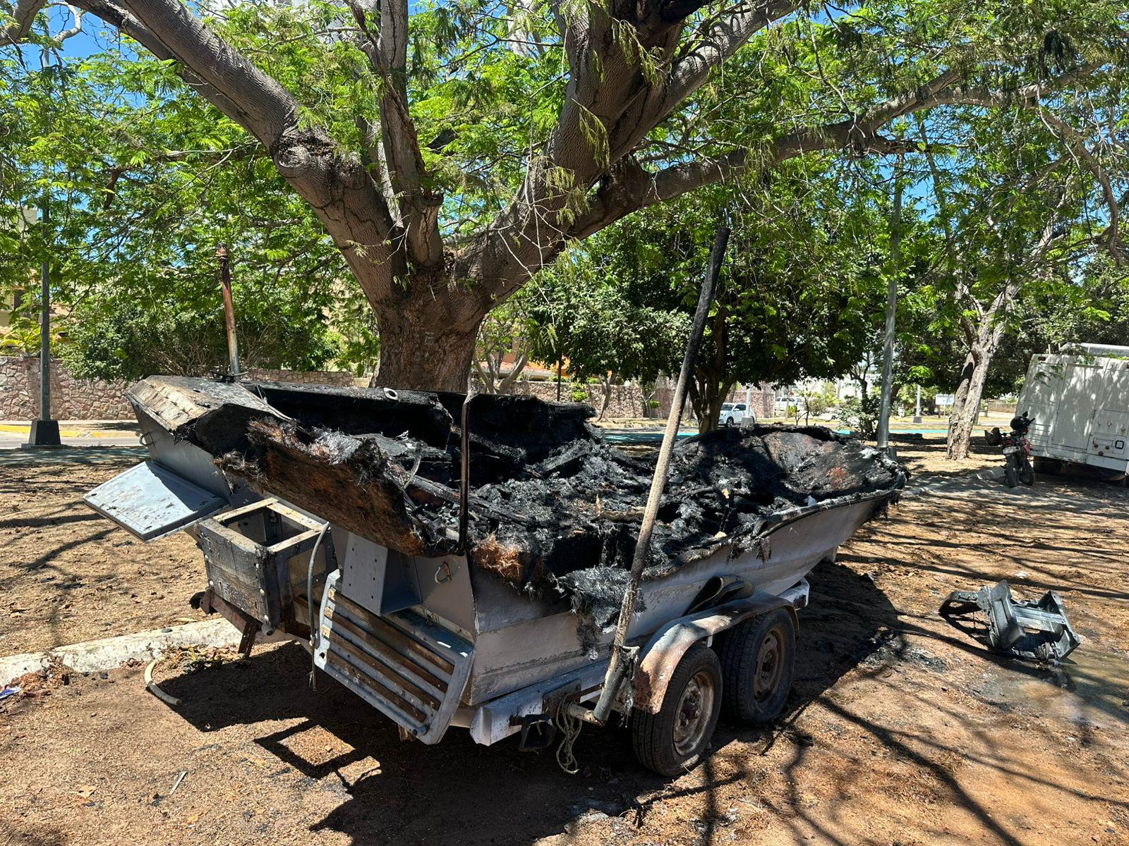 $!Se incendia lancha en avenida Sábalo Cerritos en Mazatlán; investigan a presunto responsable