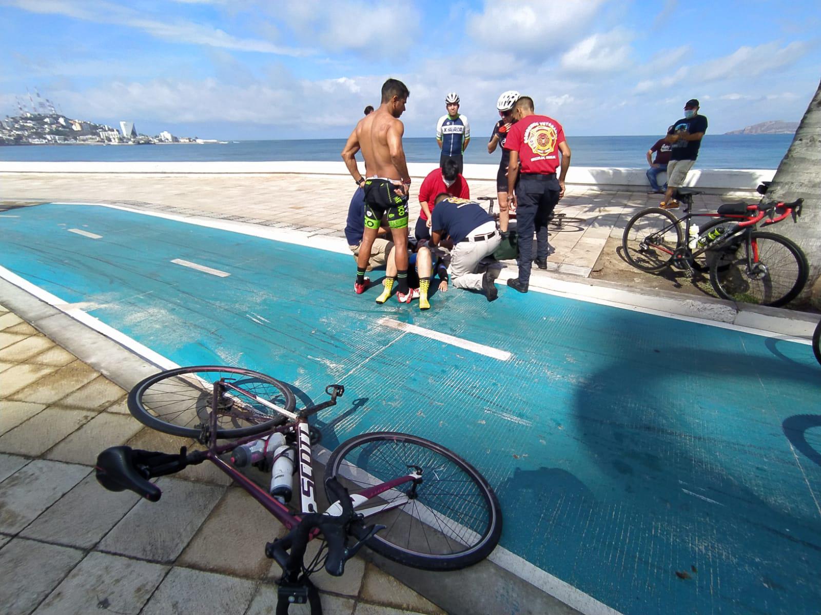 $!Una ciclista derrapa en ciclovía por el pavimento mojado por las lluvias, en Mazatlán