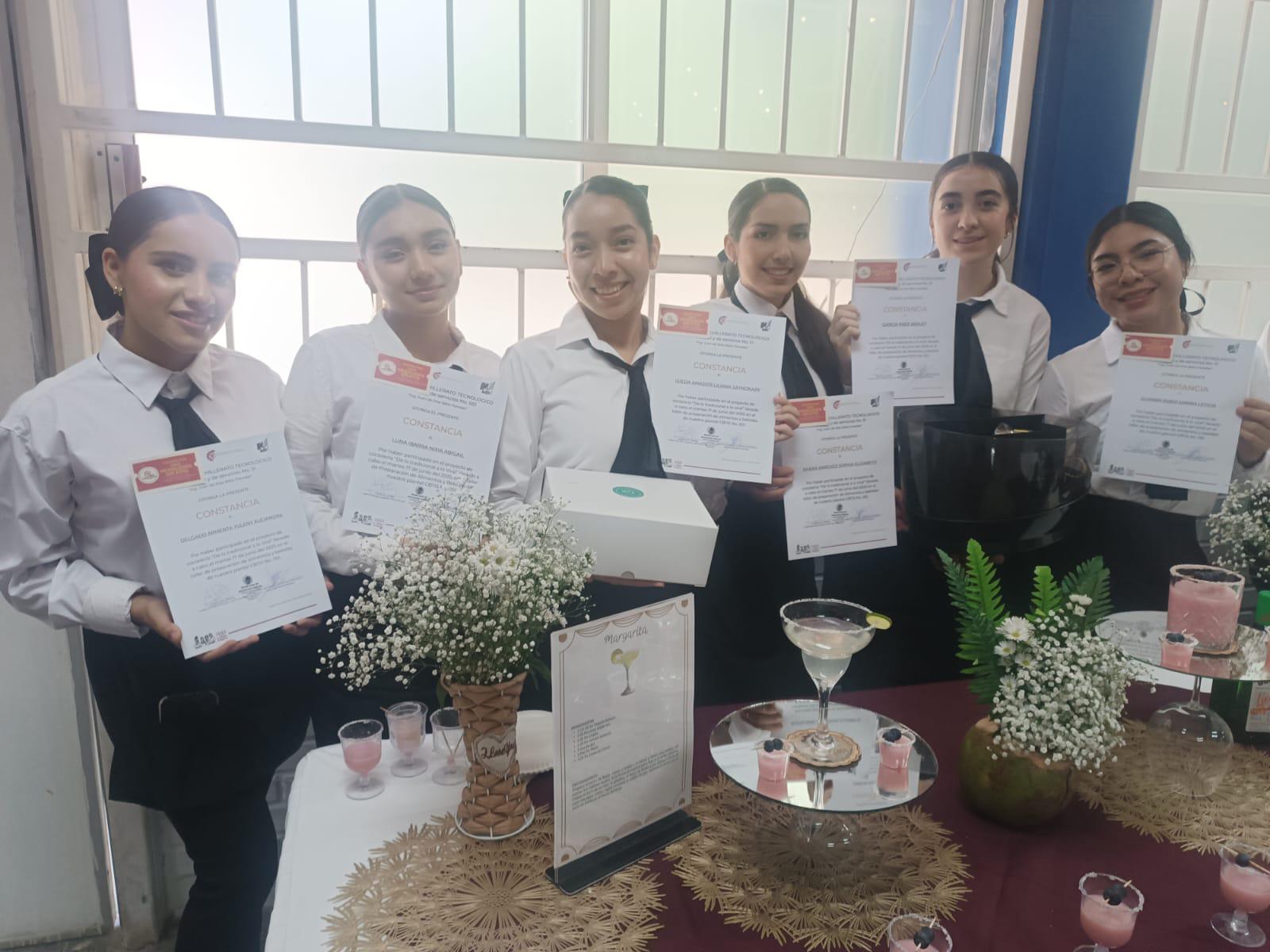 $!Triunfa equipo 10 ‘Pink Sunrise’ en concurso de coctelería en Cbtis 51