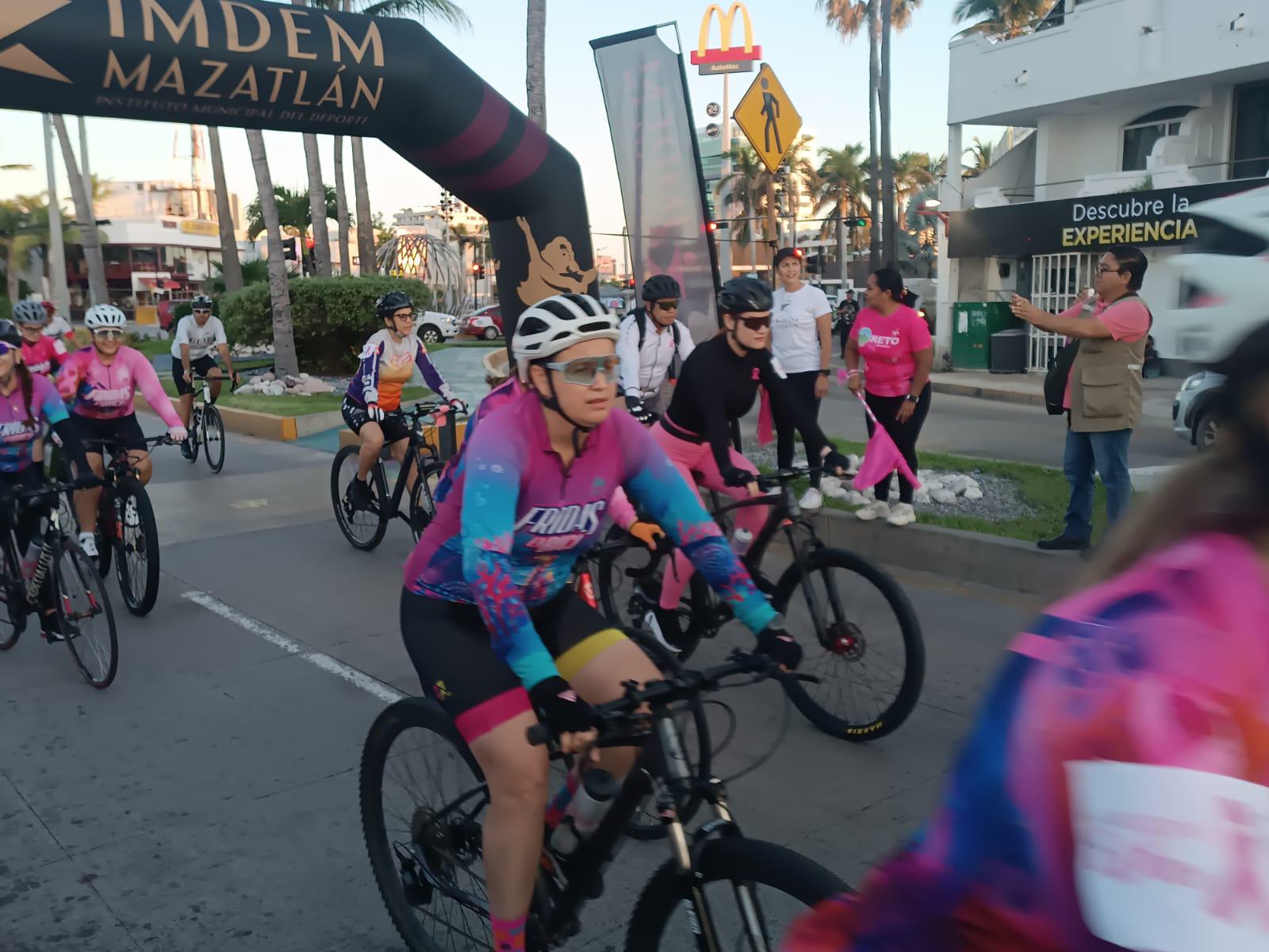 $!Rodada en Rosa reúne a ciclistas y patinadores en Mazatlán