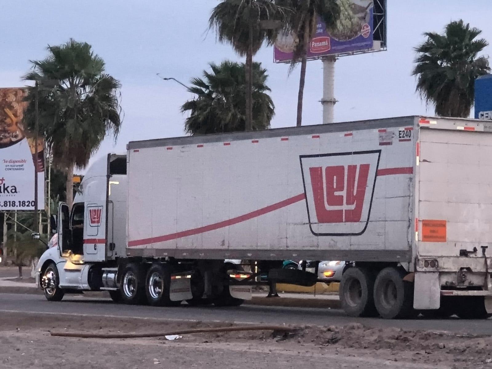 $!Tráiler derriba postes y deja sin luz a varias colonias al suroriente de Los Mochis