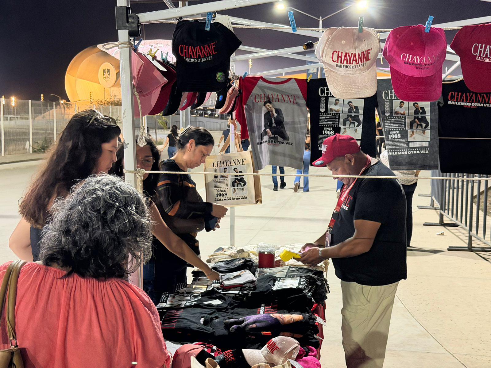 $!Fans abarrotan El Encanto para ver a Chayanne en Mazatlán