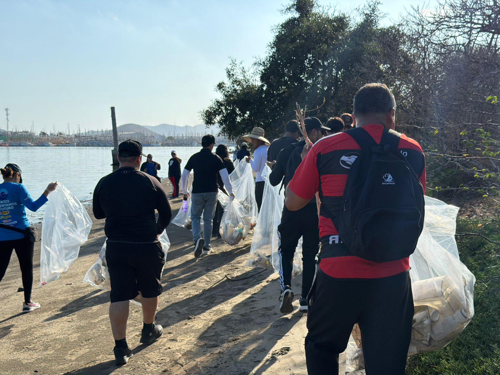 $!Retiran residuos de la Isla de la Piedra en jornada por el Día Mundial de los Océanos