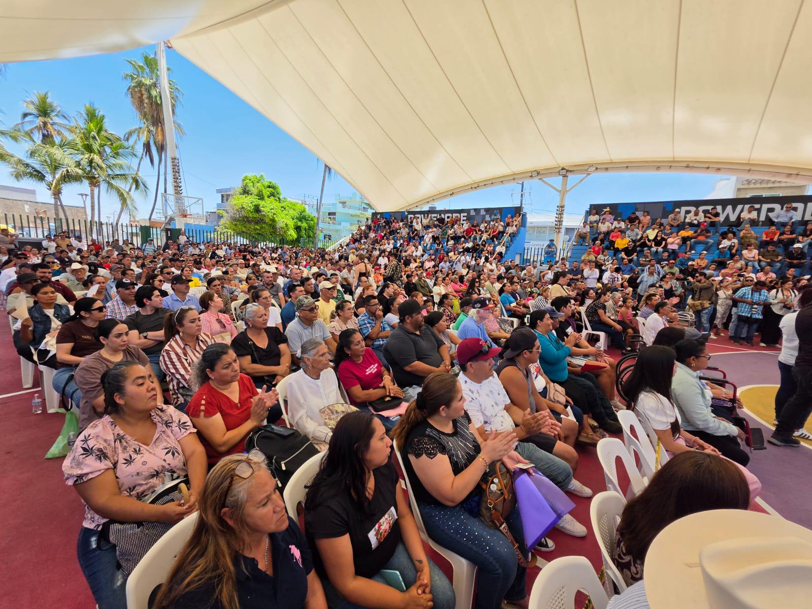 $!Entregan escrituras y certificados a familias desplazadas y ejidatarios de Mazatlán y Concordia