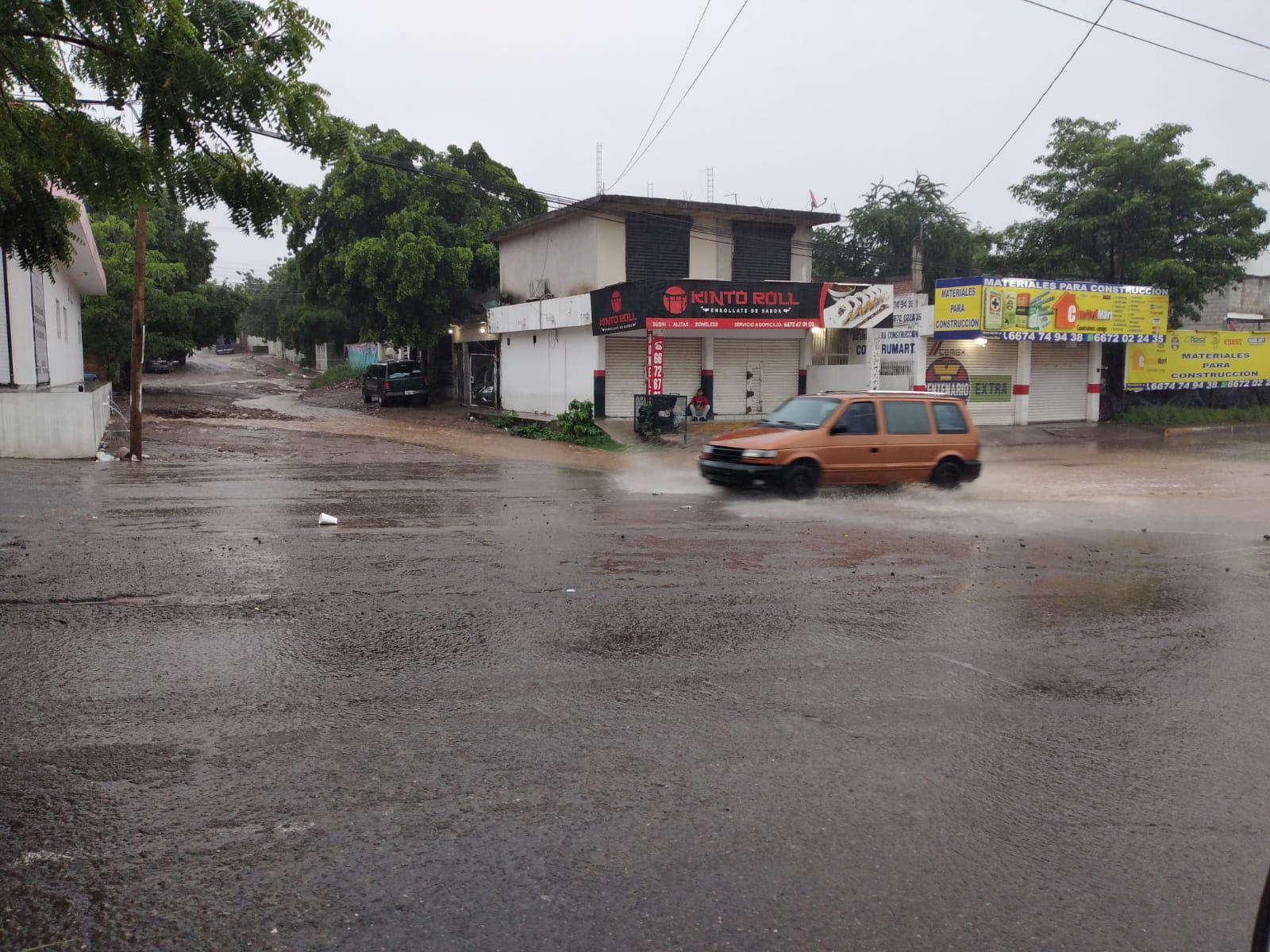 $!Lluvias originadas por remanentes de ‘Nora’ ocasionan crecida de arroyos en Culiacán