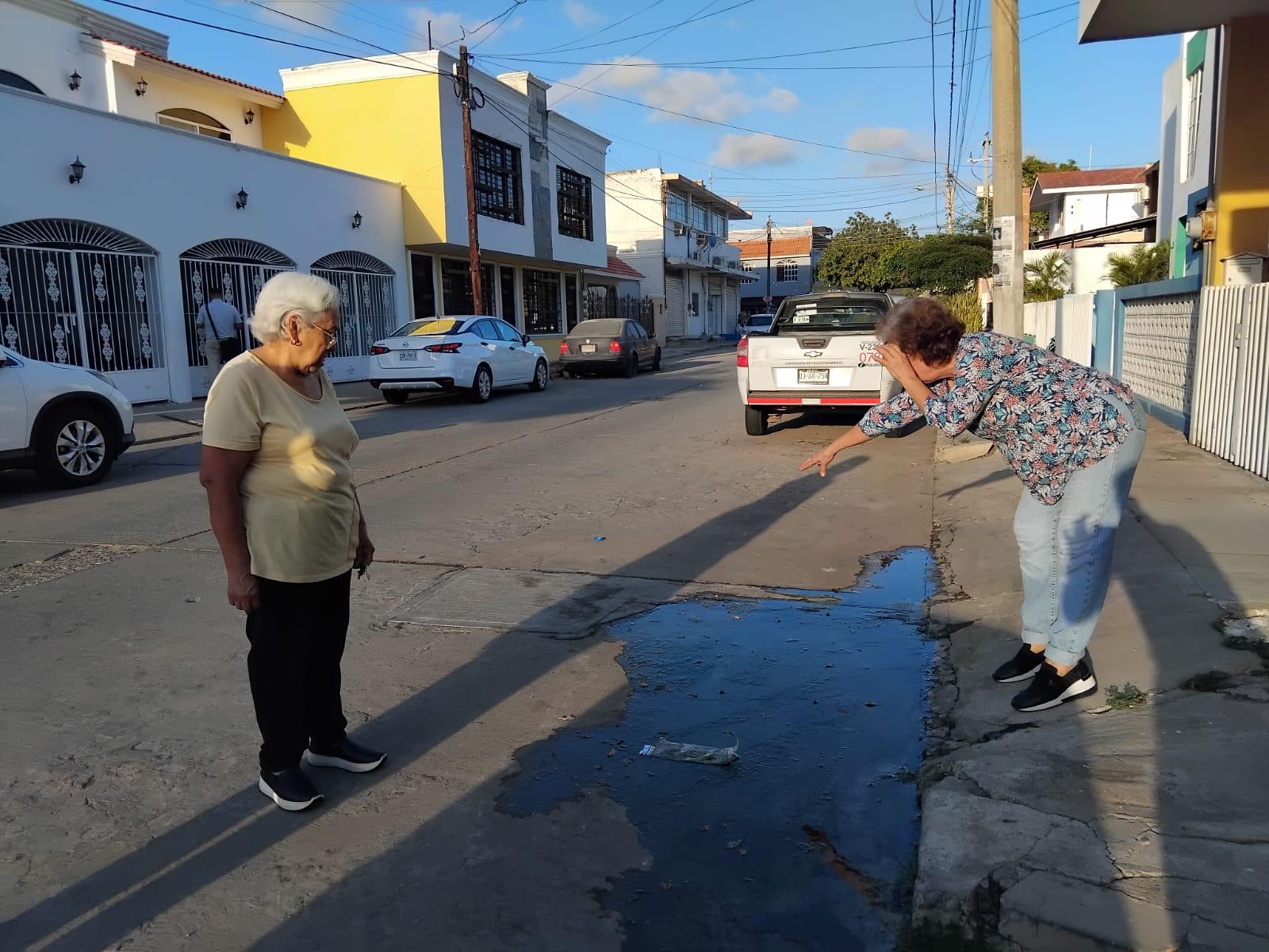 $!Vecinos de Campo Bello denuncian escurrimientos de aguas negras sin solución
