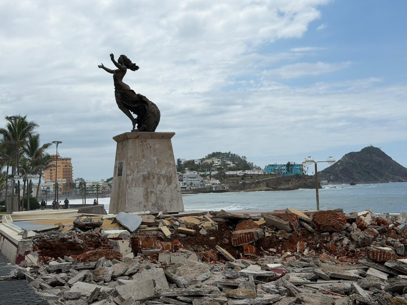 $!Inician remodelación del Monumento a la Mujer Mazatleca; renovarán toda la explanada