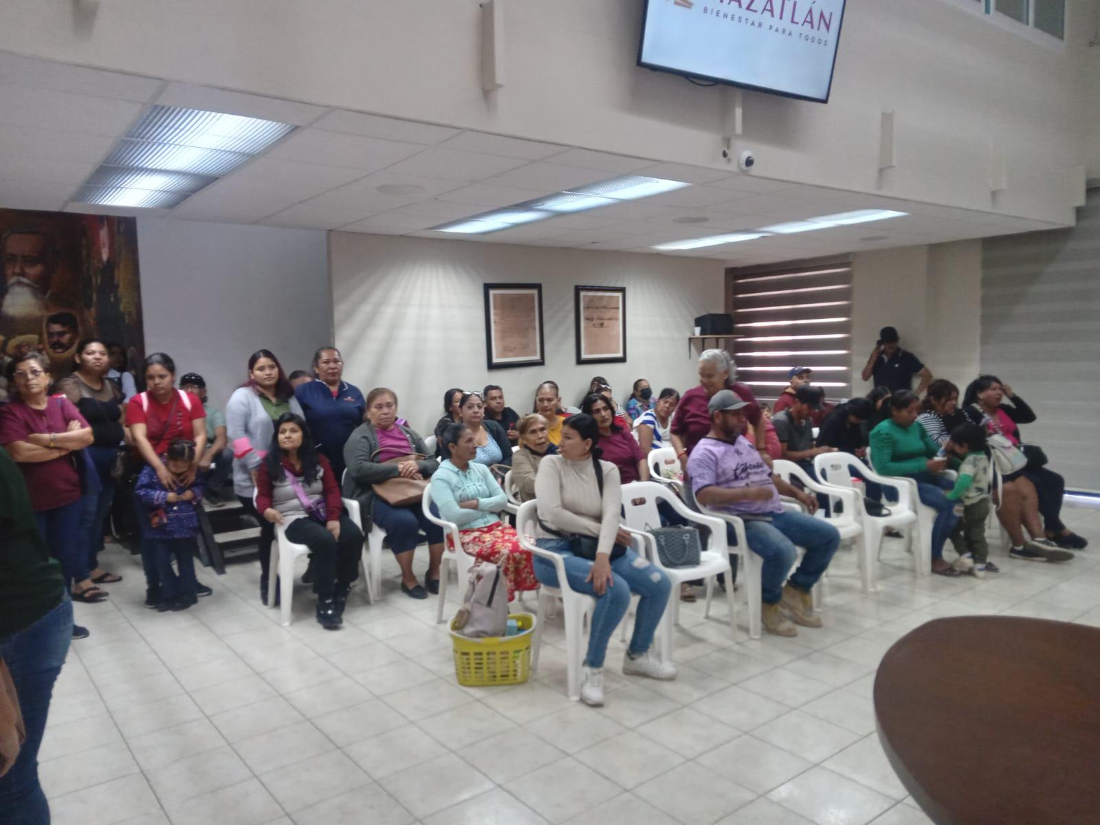 $!Se manifiestan solicitantes de vivienda en el Ayuntamiento de Mazatlán exigiendo que los atienda la Alcaldesa