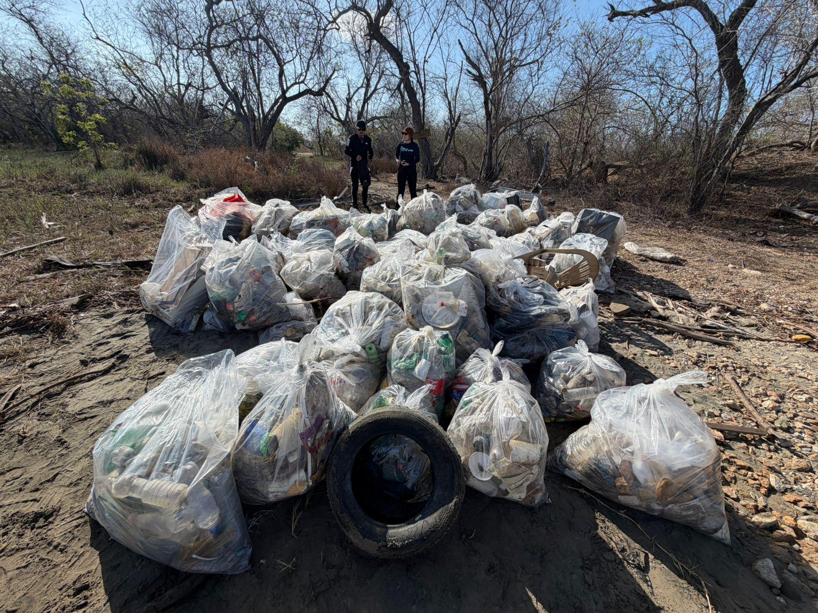 $!Retiran residuos de la Isla de la Piedra en jornada por el Día Mundial de los Océanos