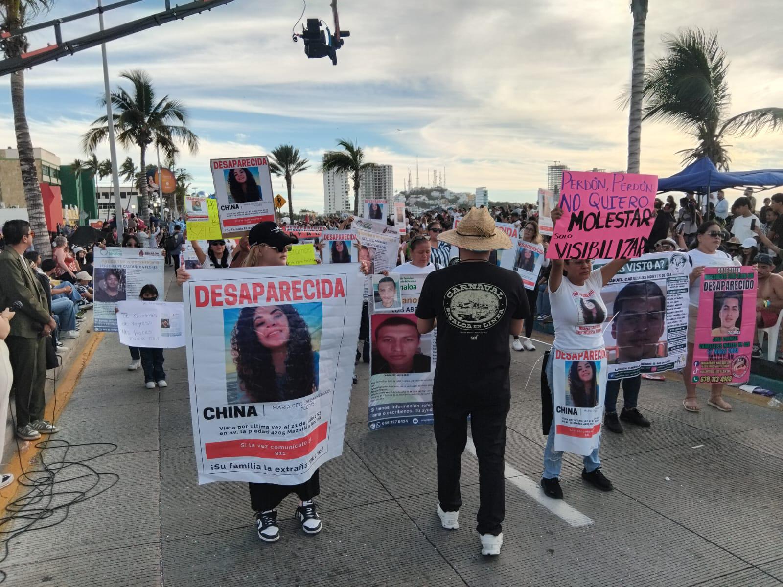 $!Se integran personas buscadoras al desfile del Carnaval de Mazatlán