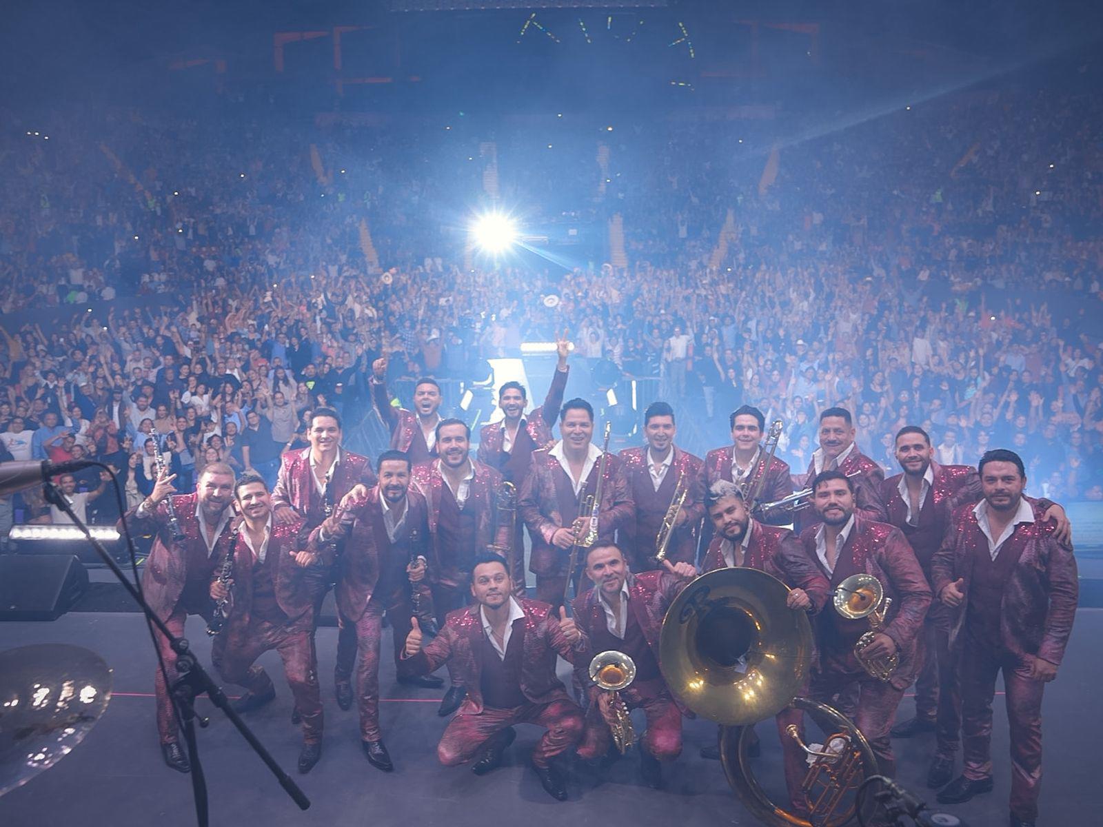 $!La emblemática agrupación sinaloense liderada por Poncho Lizárraga, ofreció una velada llena de éxitos, nostalgia, baile y orgullo mexicano.