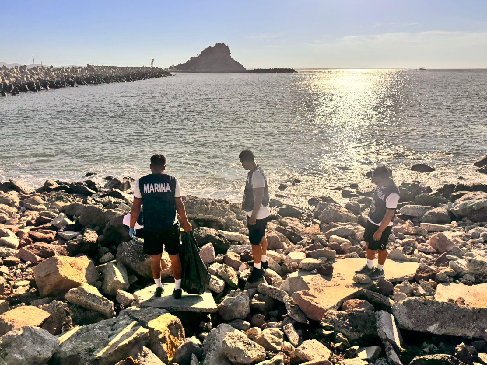 $!Retiran desechos de las faldas del Faro y la escollera de Mazatlán