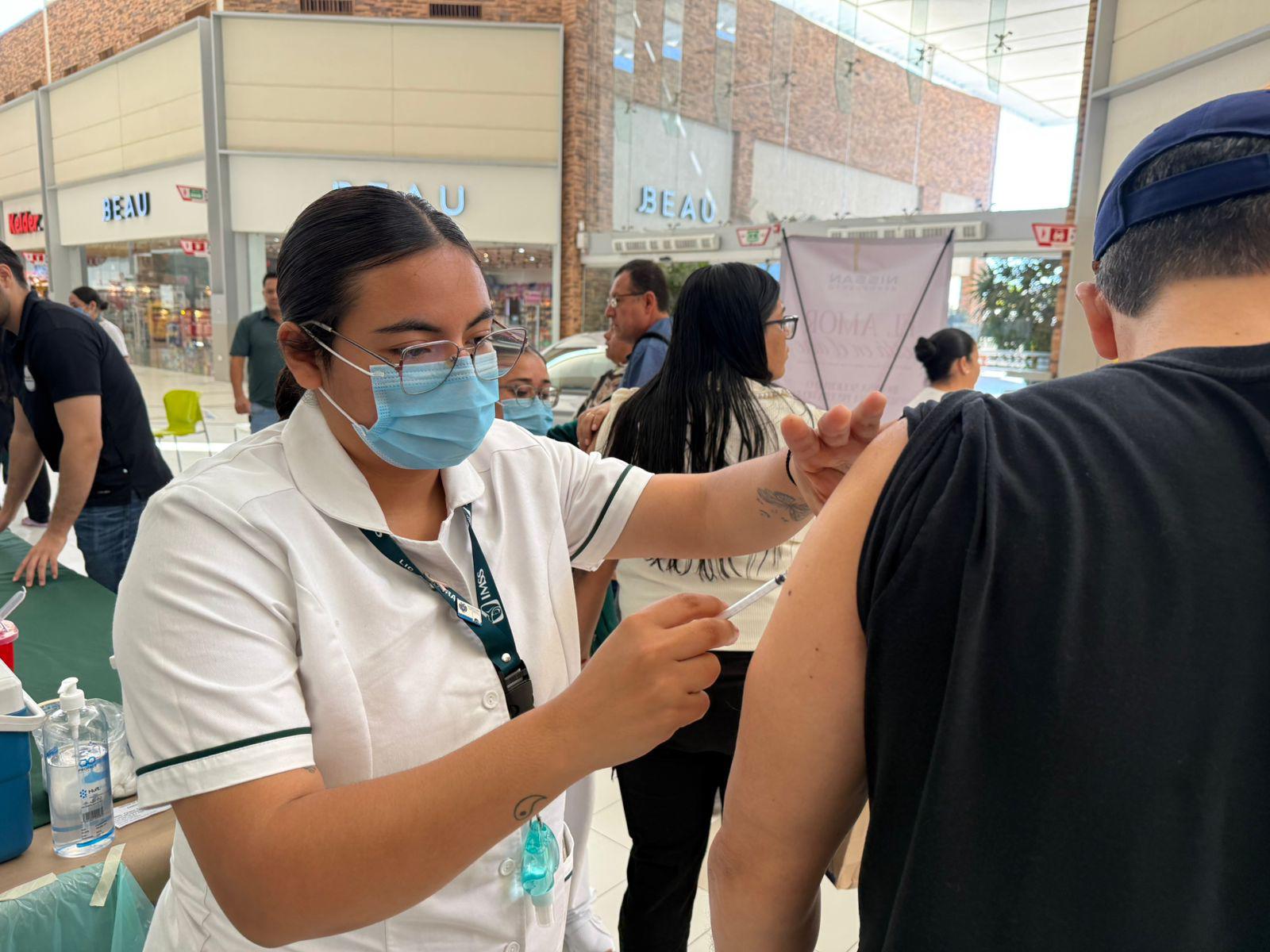 $!Sinaloenses acuden a macrocentros para vacunarse contra el sarampión