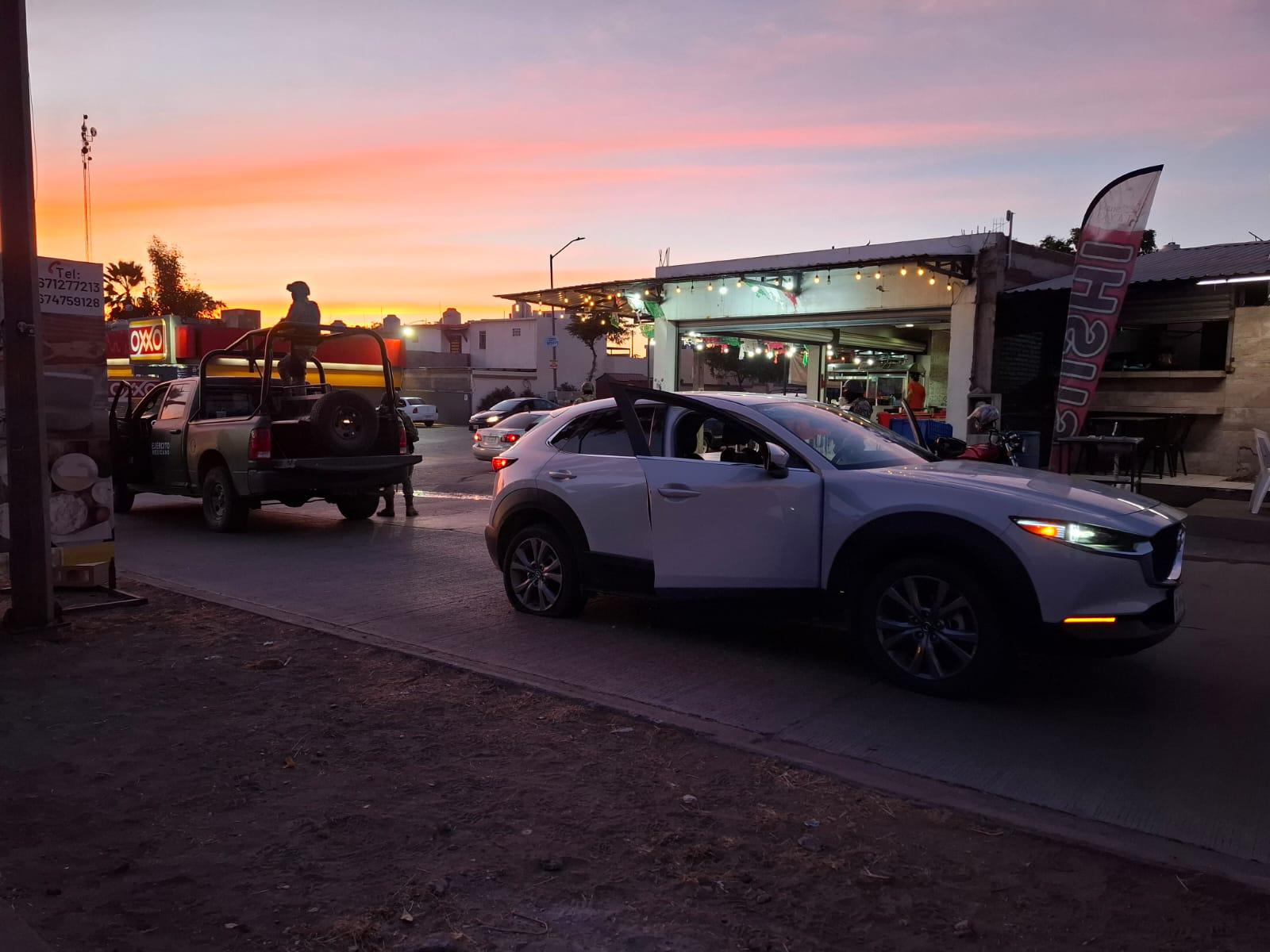 $!Balean un vehículo y privan de libertad a persona en el fraccionamiento Stanza Torralba, en Culiacán
