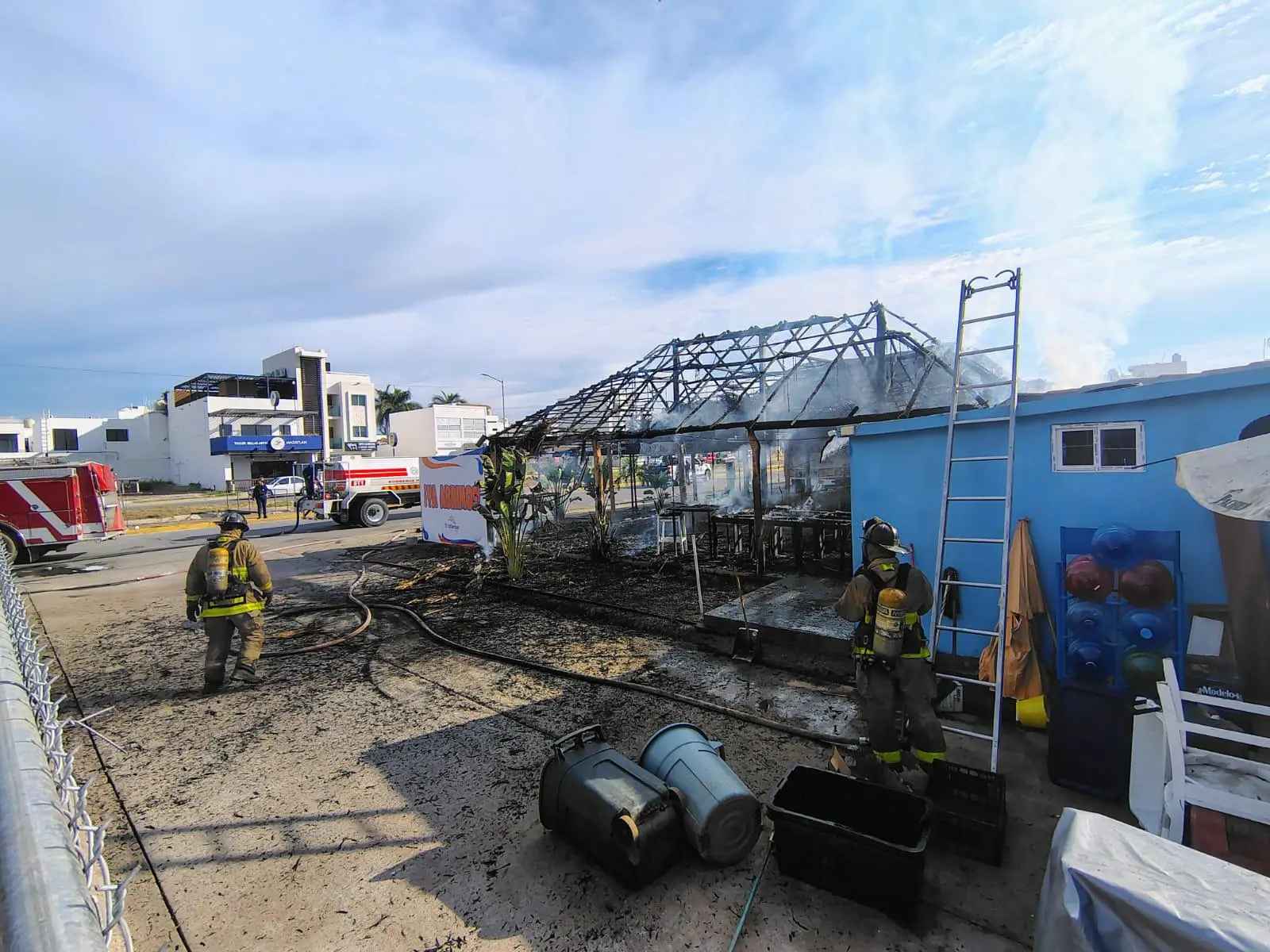 $!Fuego consume restaurante de mariscos en Real del Valle, en Mazatlán