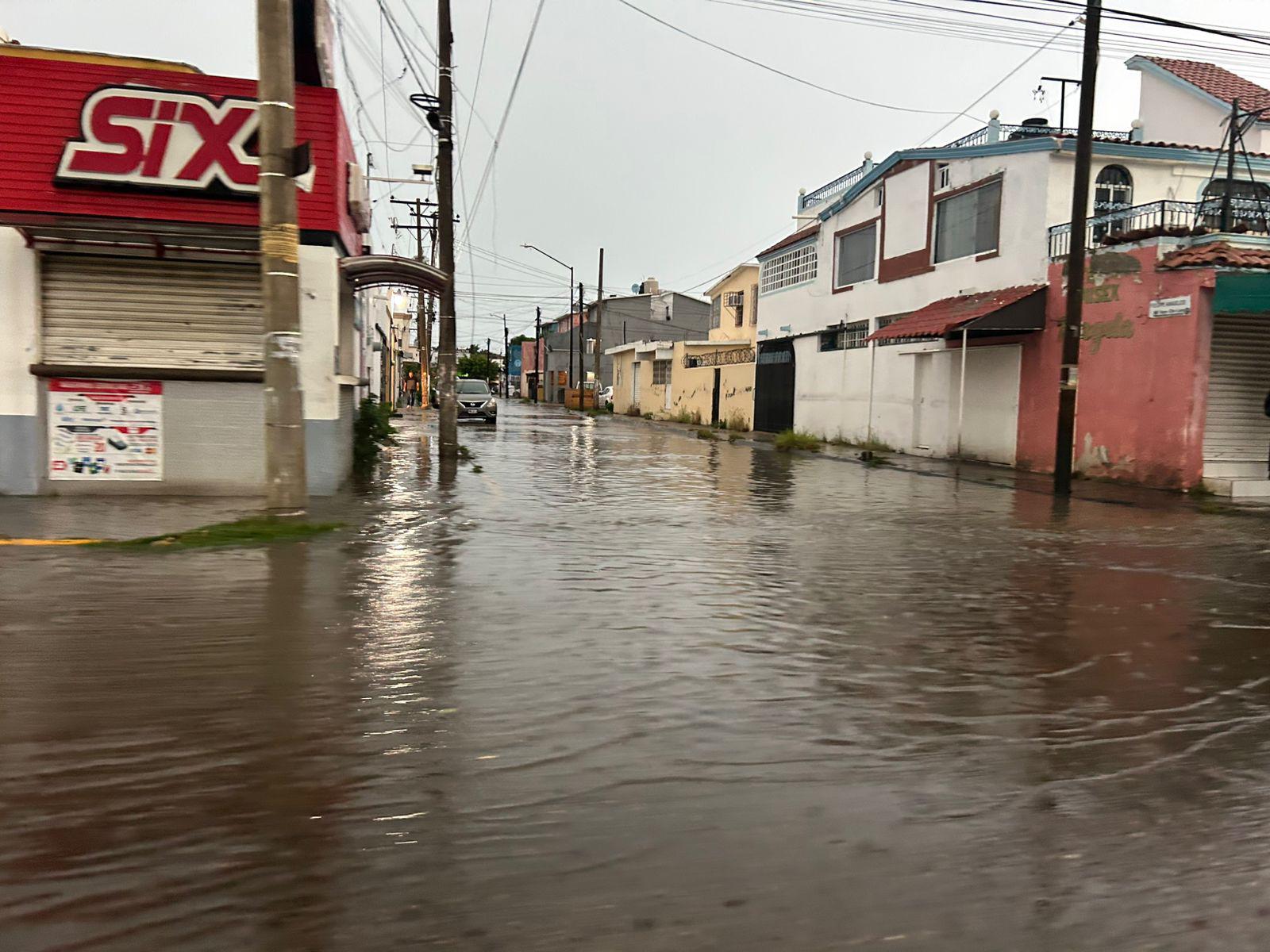 $!Azotan fuertes lluvias con actividad eléctrica en Mazatlán