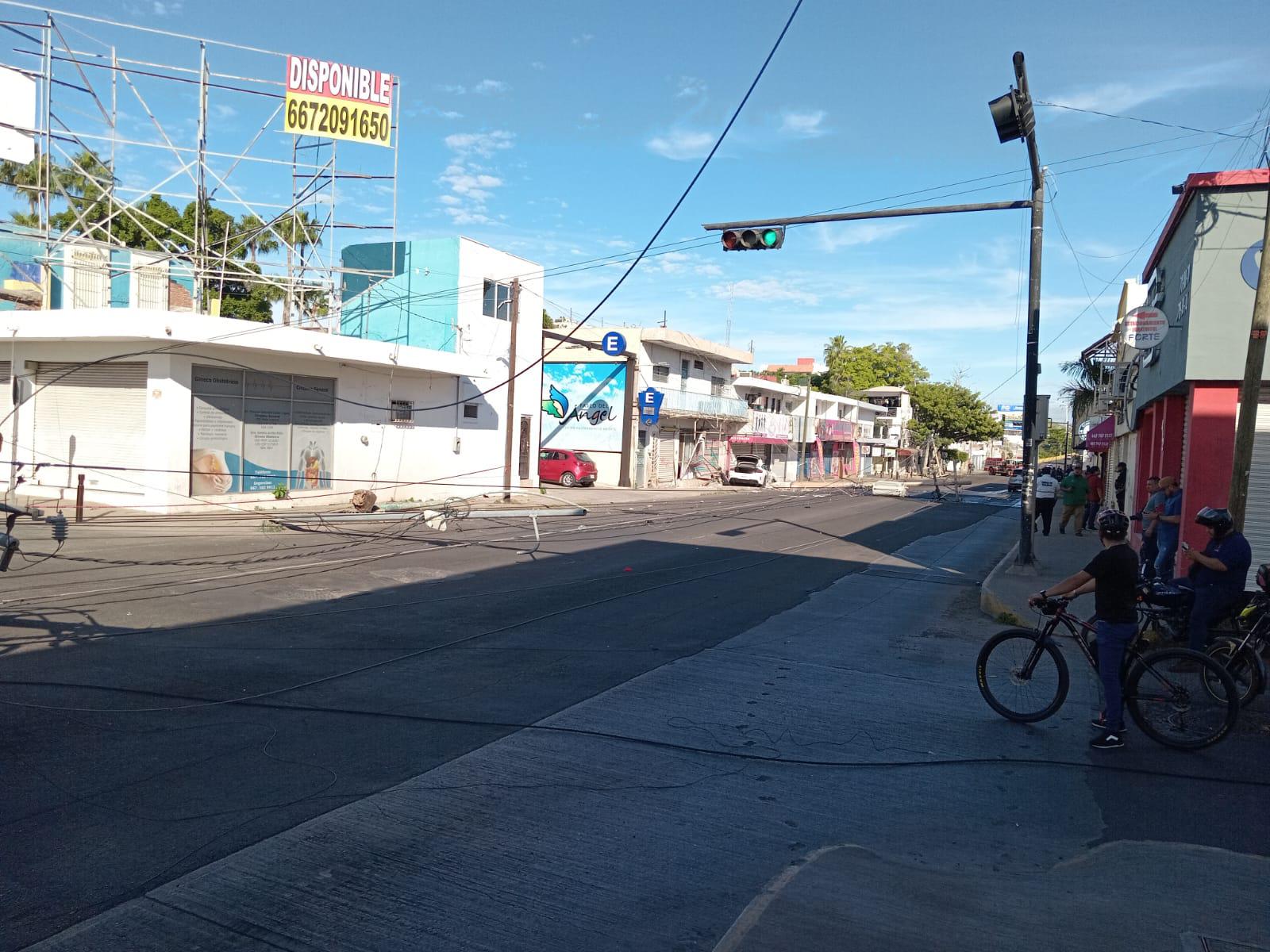$!Conductor de BMW derriba varios postes de la luz en el Centro de Culiacán