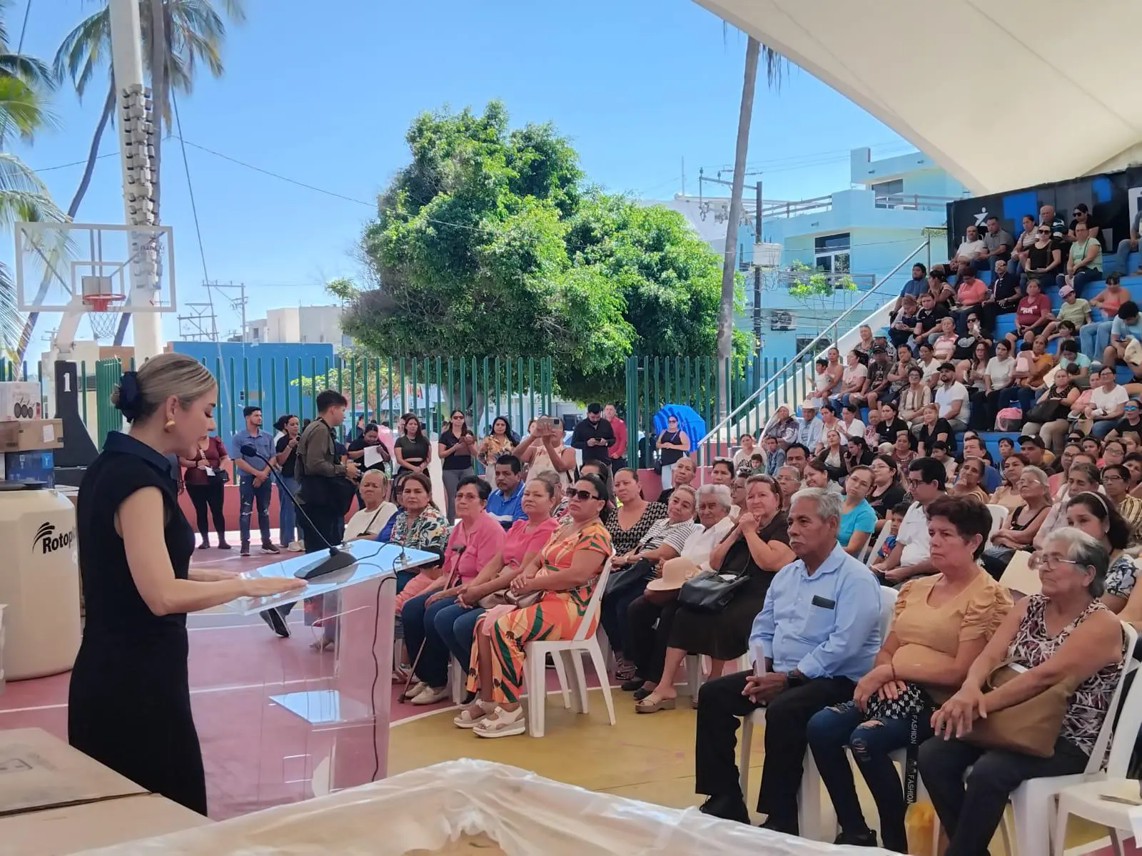 $!Gobierno de Mazatlán entrega 351 apoyos del Programa Peso a Peso del Bienestar a familias de colonias y comunidades