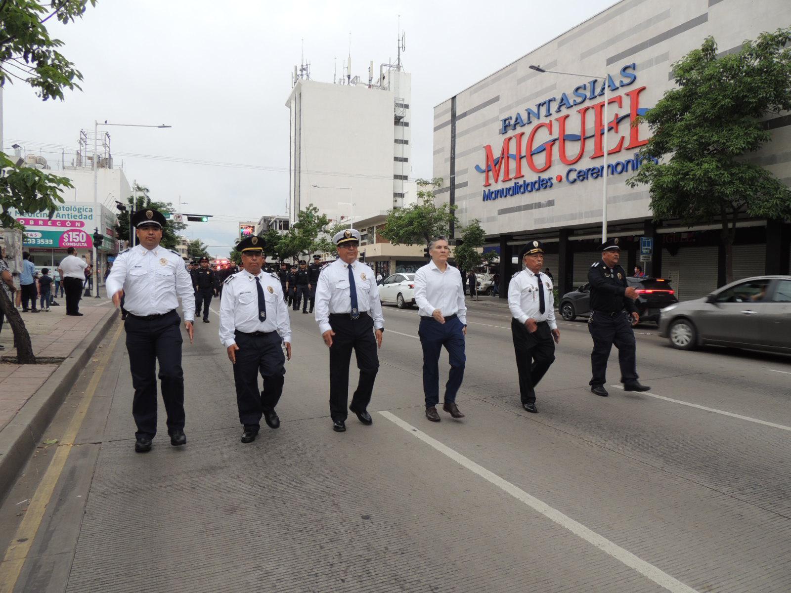 $!Autoridades de Bomberos de Culiacán encabezan el desfile.