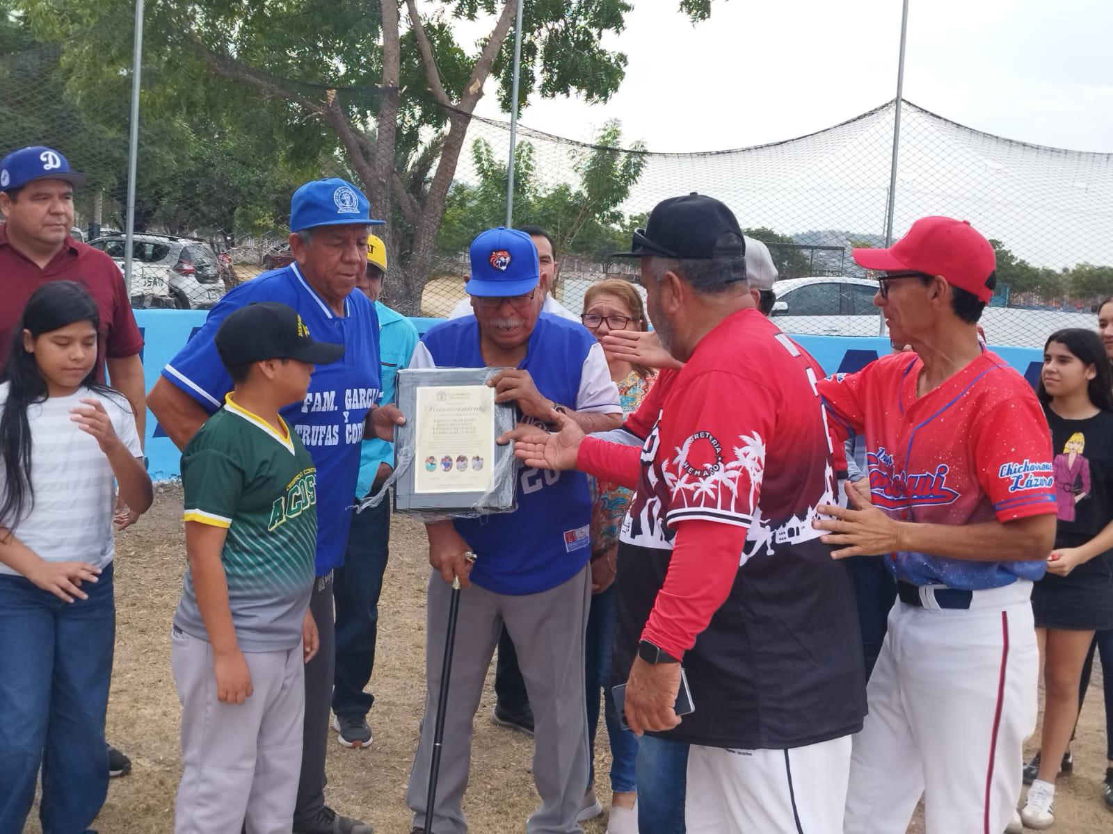 $!Reconocen a familia García Arauz en inauguración de Liga de Beisbol de 60 Años