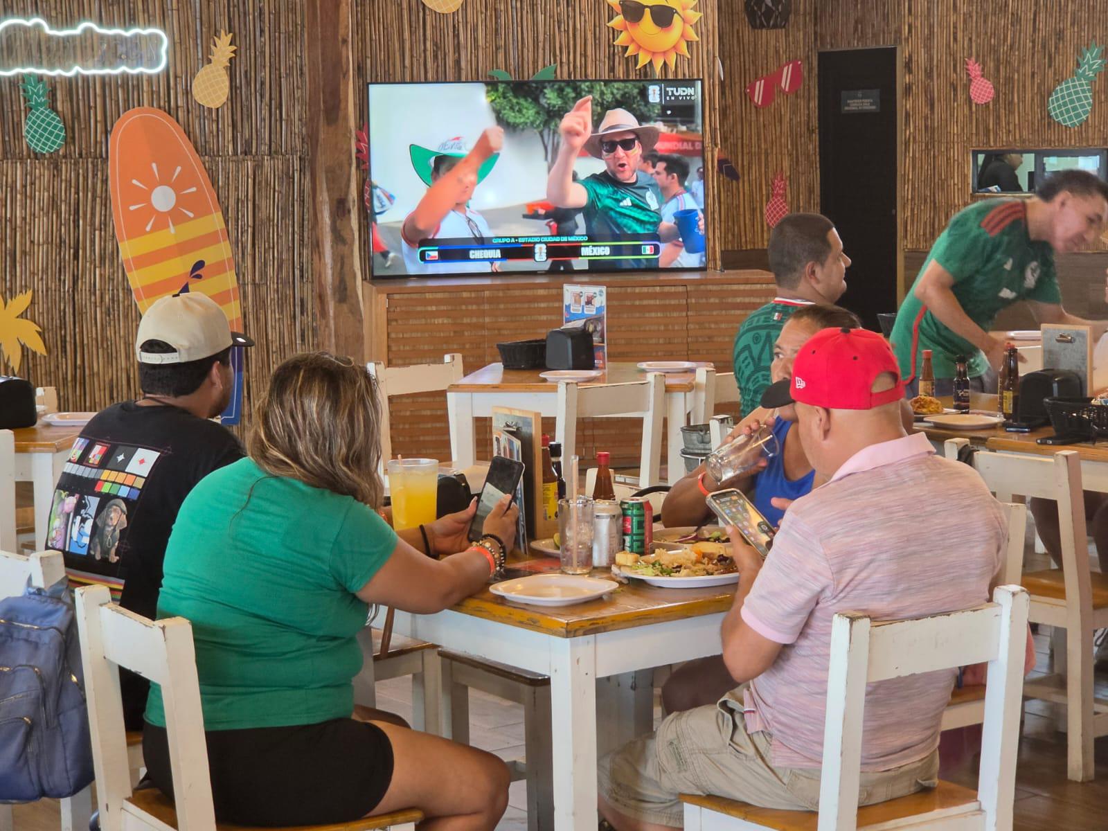 $!Se vacían las calles de Mazatlán para ver a México frente a Chequia