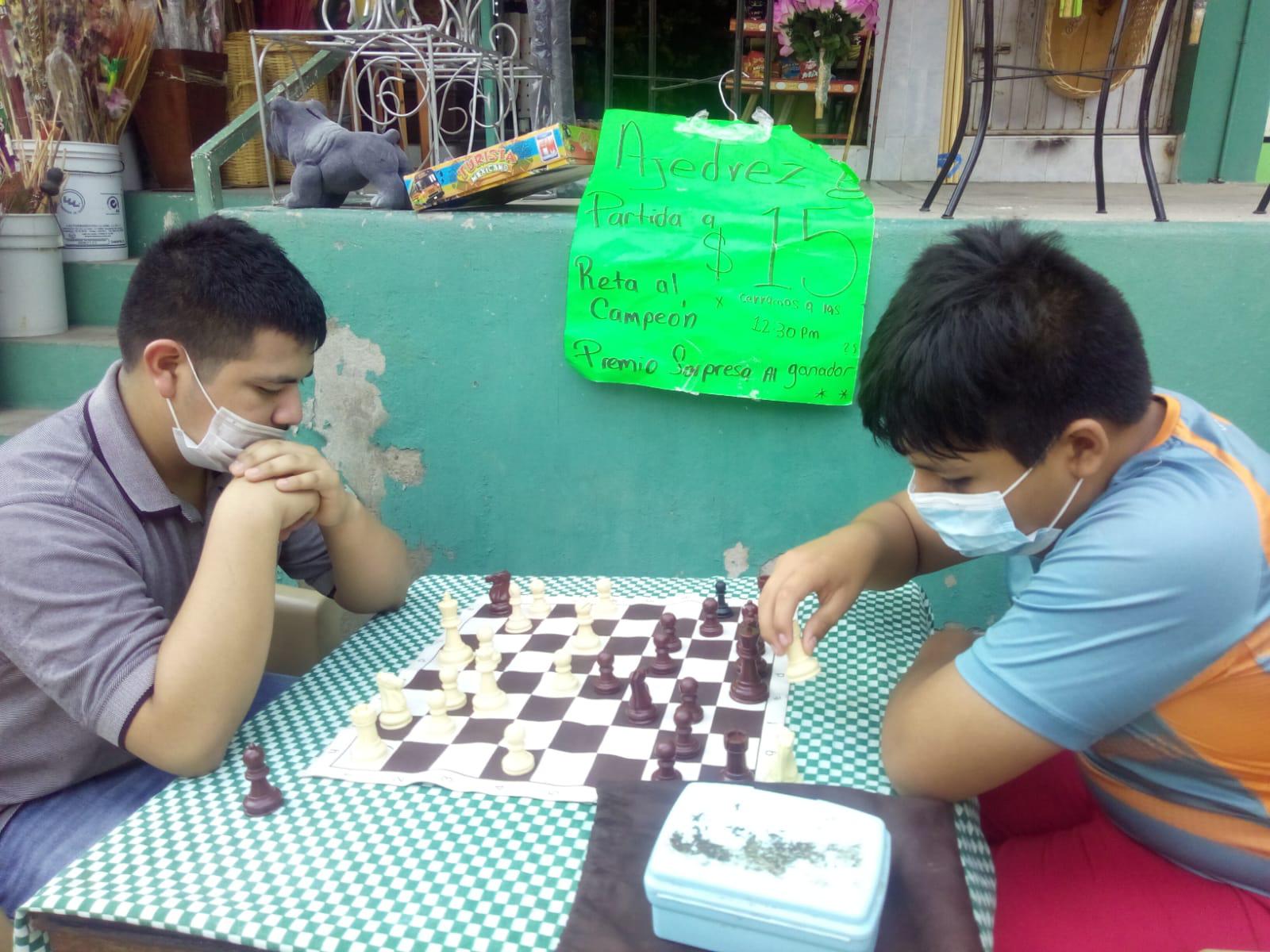 $!¿Le sabes al ajedrez? En Mazatlán, Luis te reta a ganarle una partida en el tianguis de la Juárez