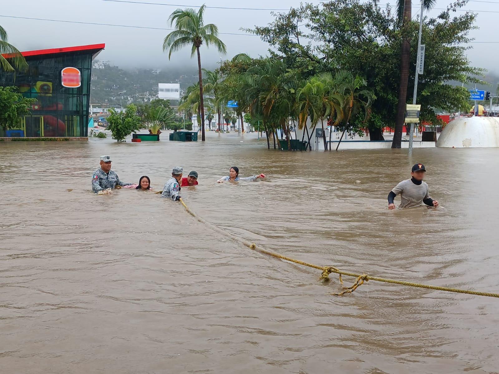 $!Guardia Nacional vía aérea lleva despensas a afectados por huracán John en Guerrero