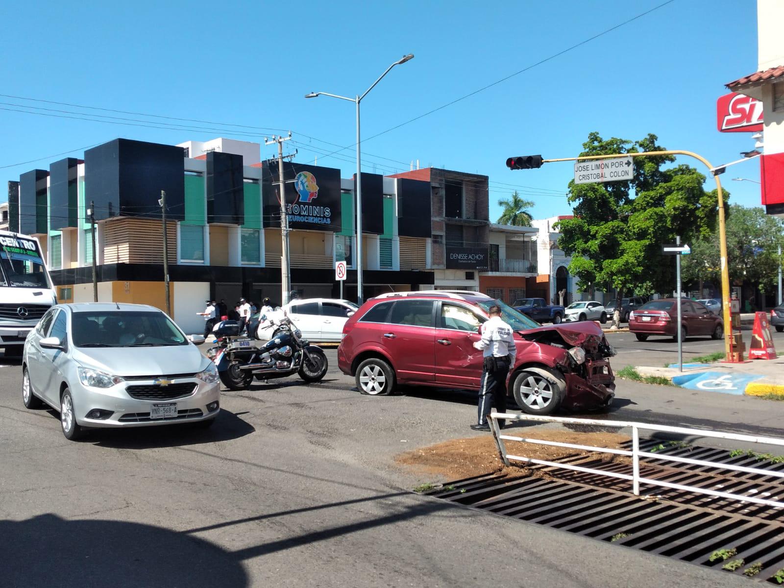 $!Daños materiales dejó un choque en el centro de Culiacán