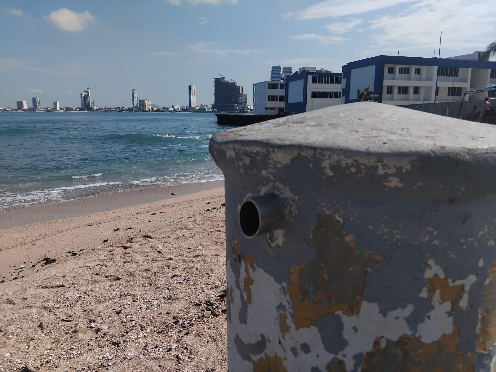 $!Cortan barandal de acero inoxidable en malecón de Playa Pinitos, en Mazatlán, para crear accesos