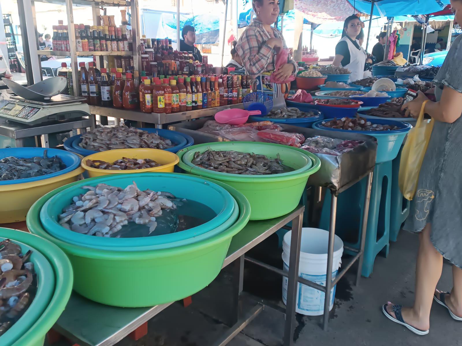 $!Reportan incremento del 70% de ventas en puestos de ‘changueras’ en Mazatlán durante Carnaval
