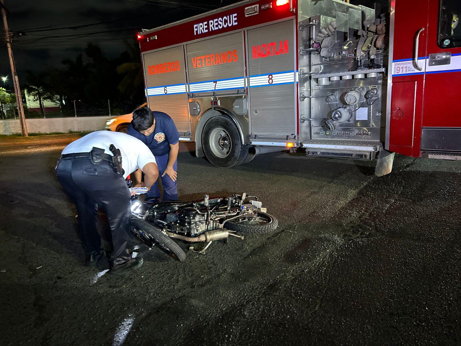 $!Motociclista choca contra un auto y lo arrolla una camioneta en Mazatlán