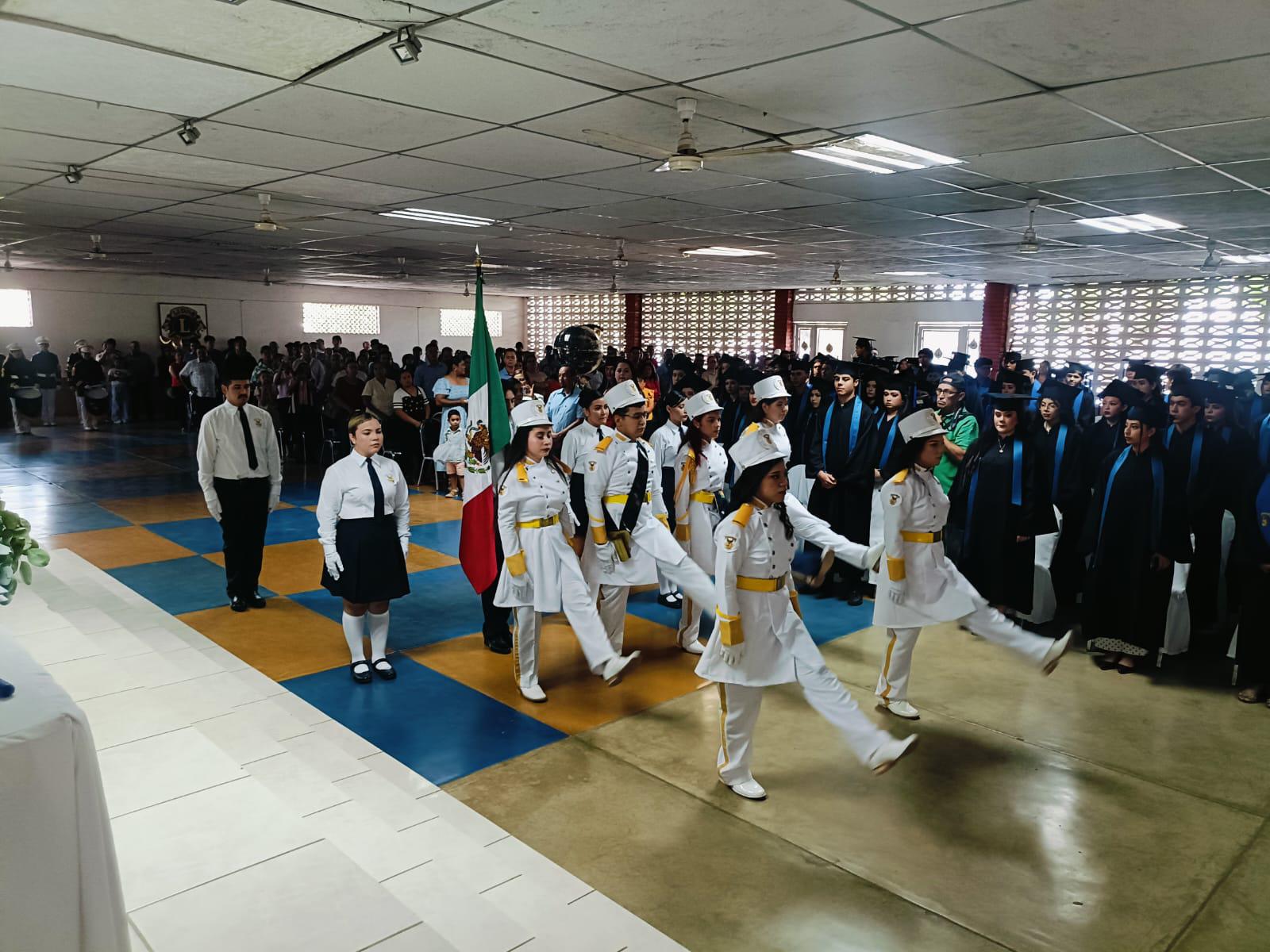 $!Egresan 300 alumnos de las preparatorias UAS en Rosario