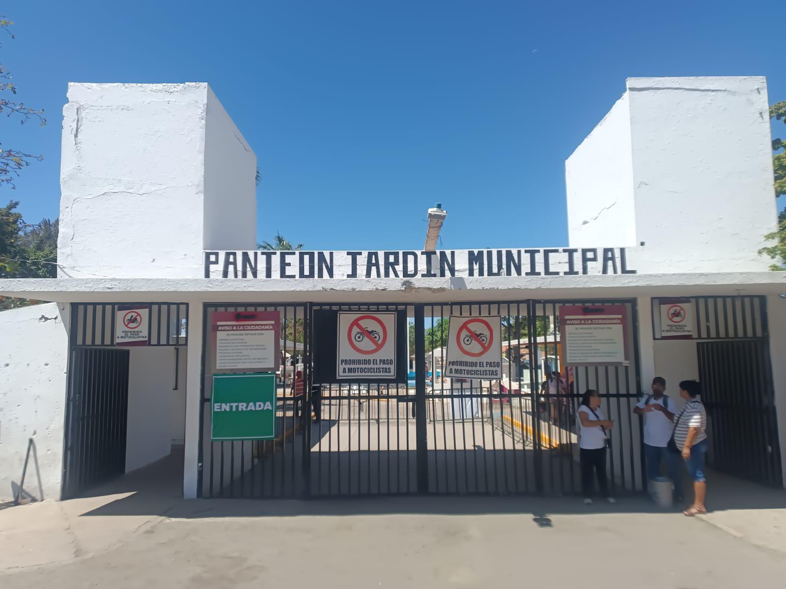 $!Rocío y su familia recorren cientos de kilómetros para honrar a su madre en Mazatlán