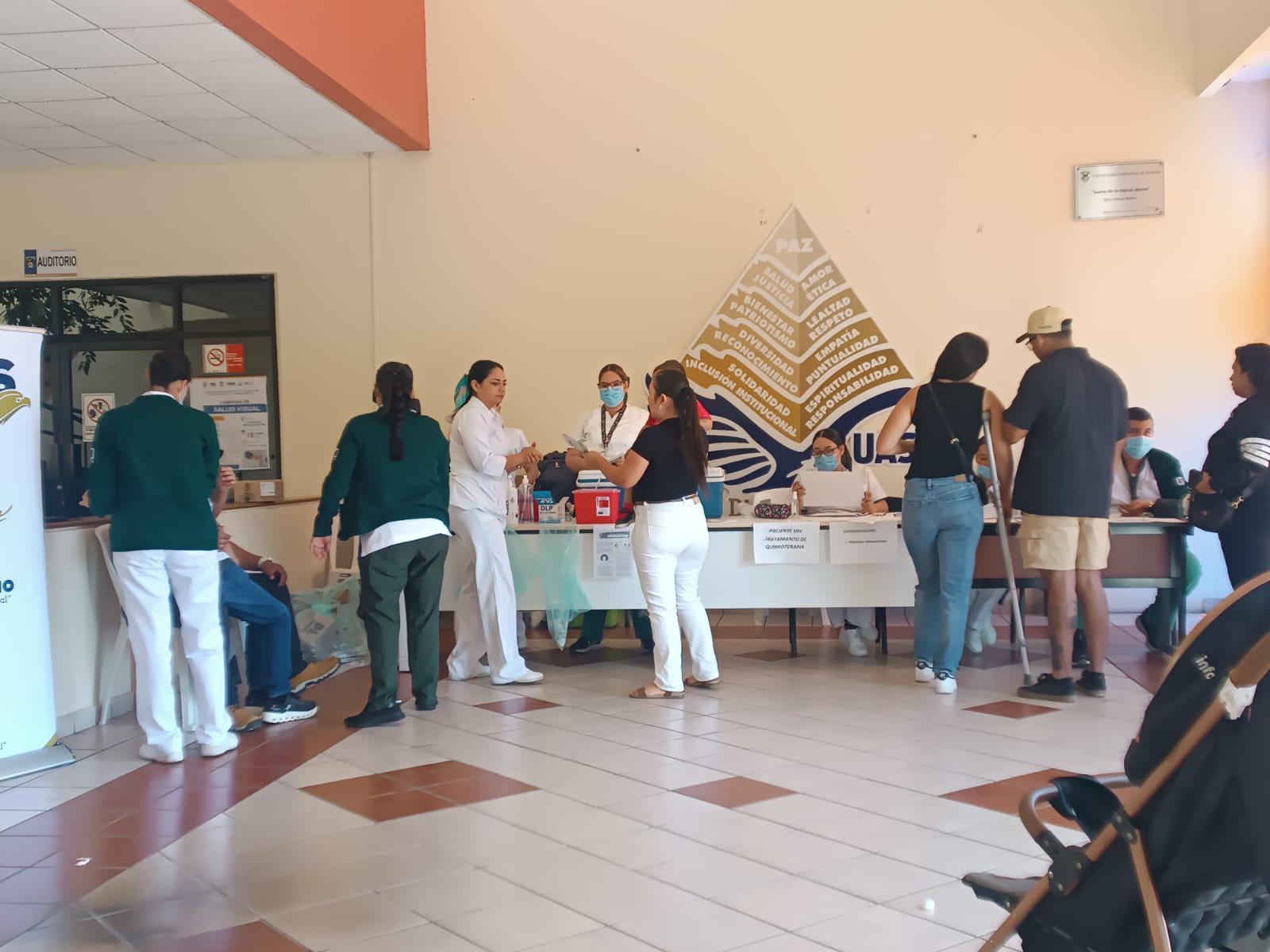 $!Registra Macrocentro de la UAS moderada asistencia en el segundo día de la jornada de vacunación contra el sarampión