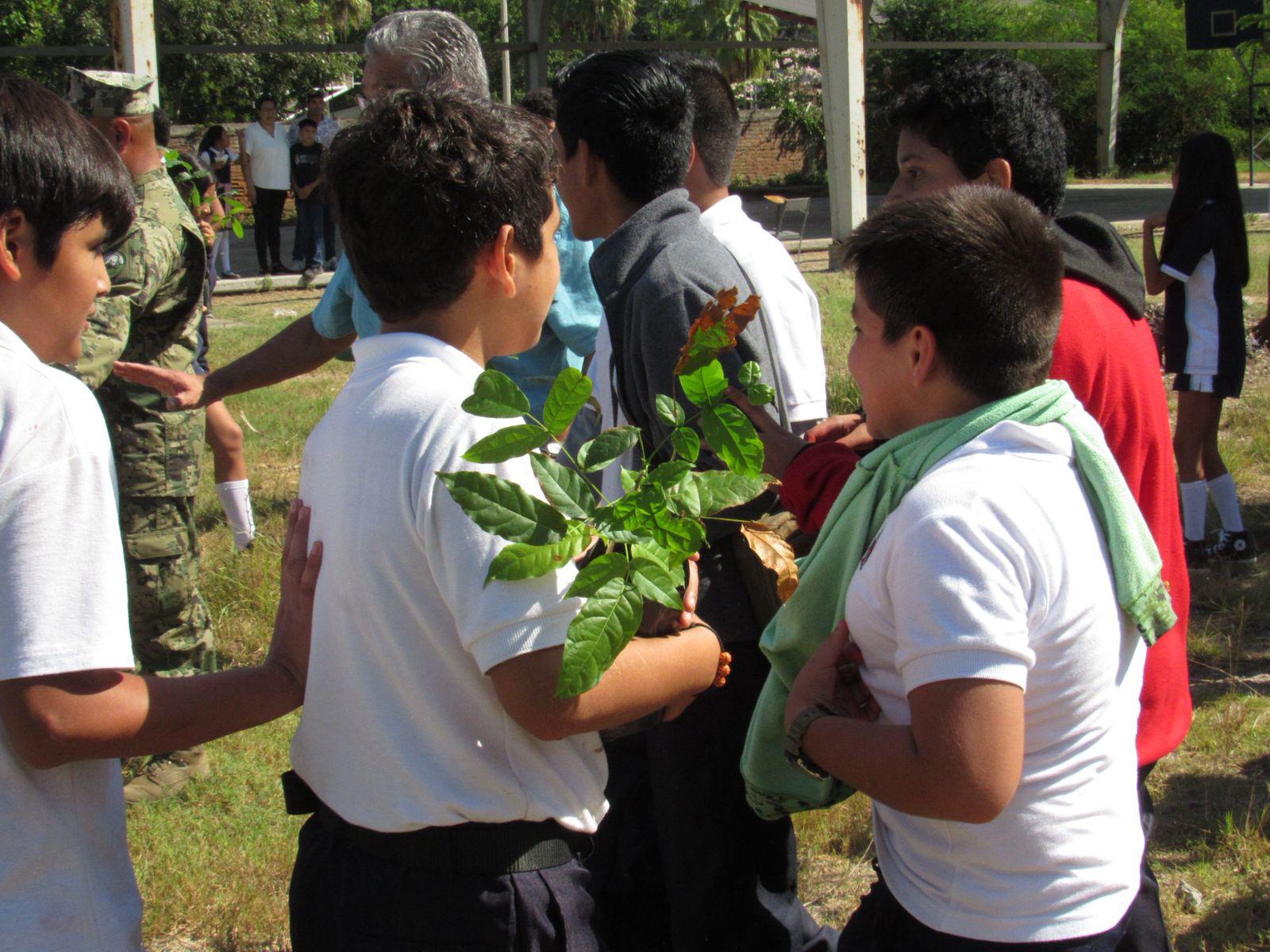 $!Se suma Secundaria Solidaridad a jornada de Arborización y Limpieza Escolar