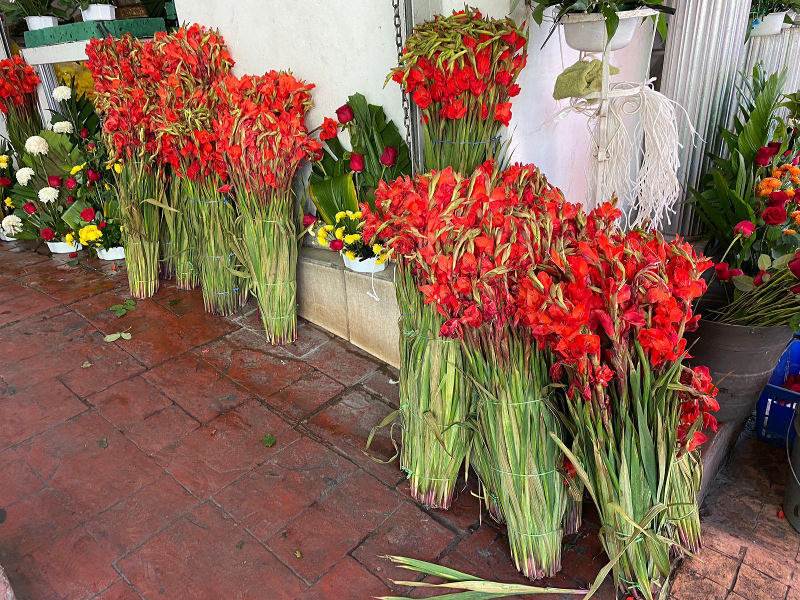 $!Negocios ‘golondrinos’ afectan a negocios de flores en Día de Muertos: florista