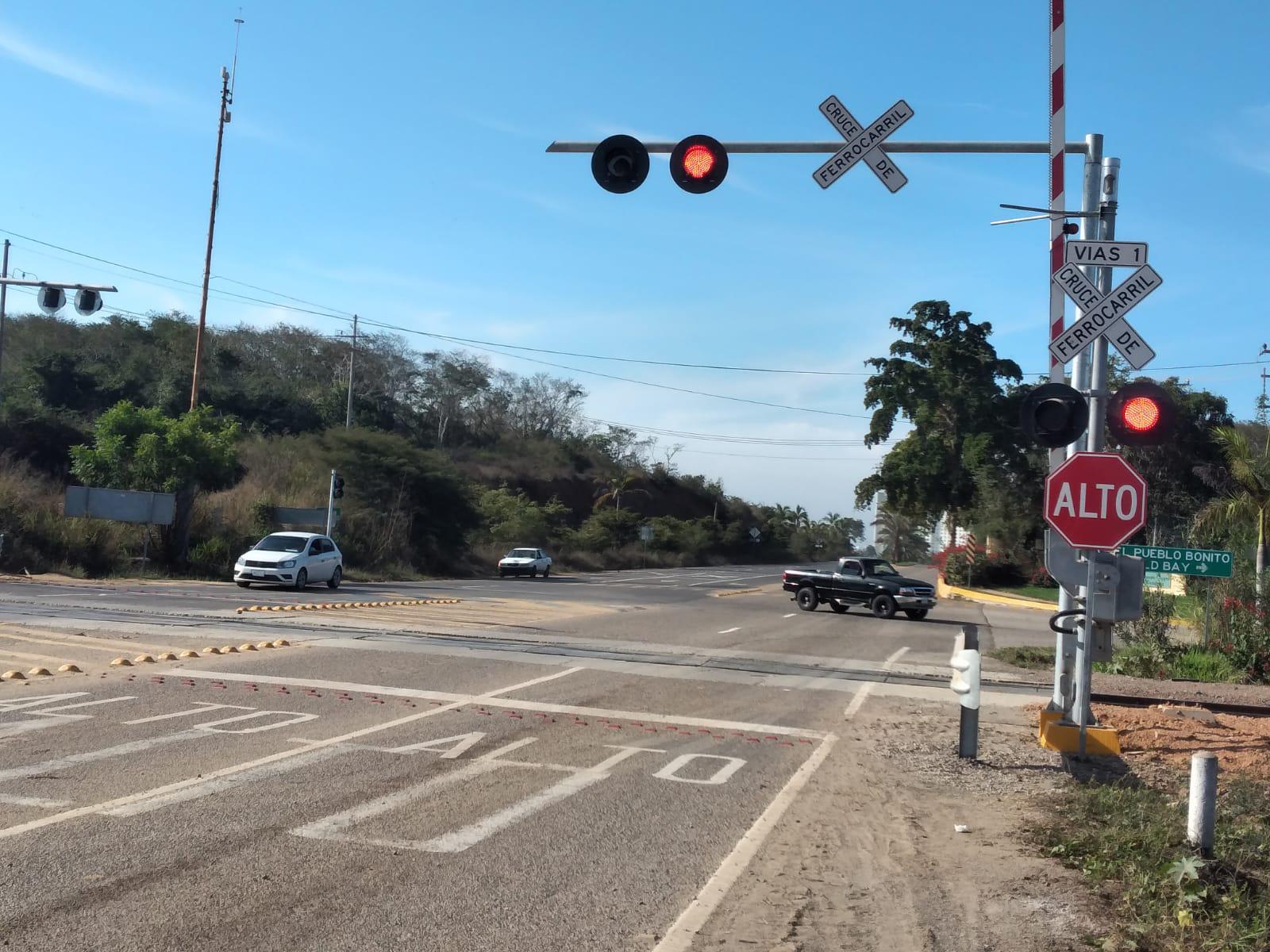 $!Instalan plumas metálicas en cruce ferroviario de Cerritos, en Mazatlán, y a los días una queda infuncional por un golpe