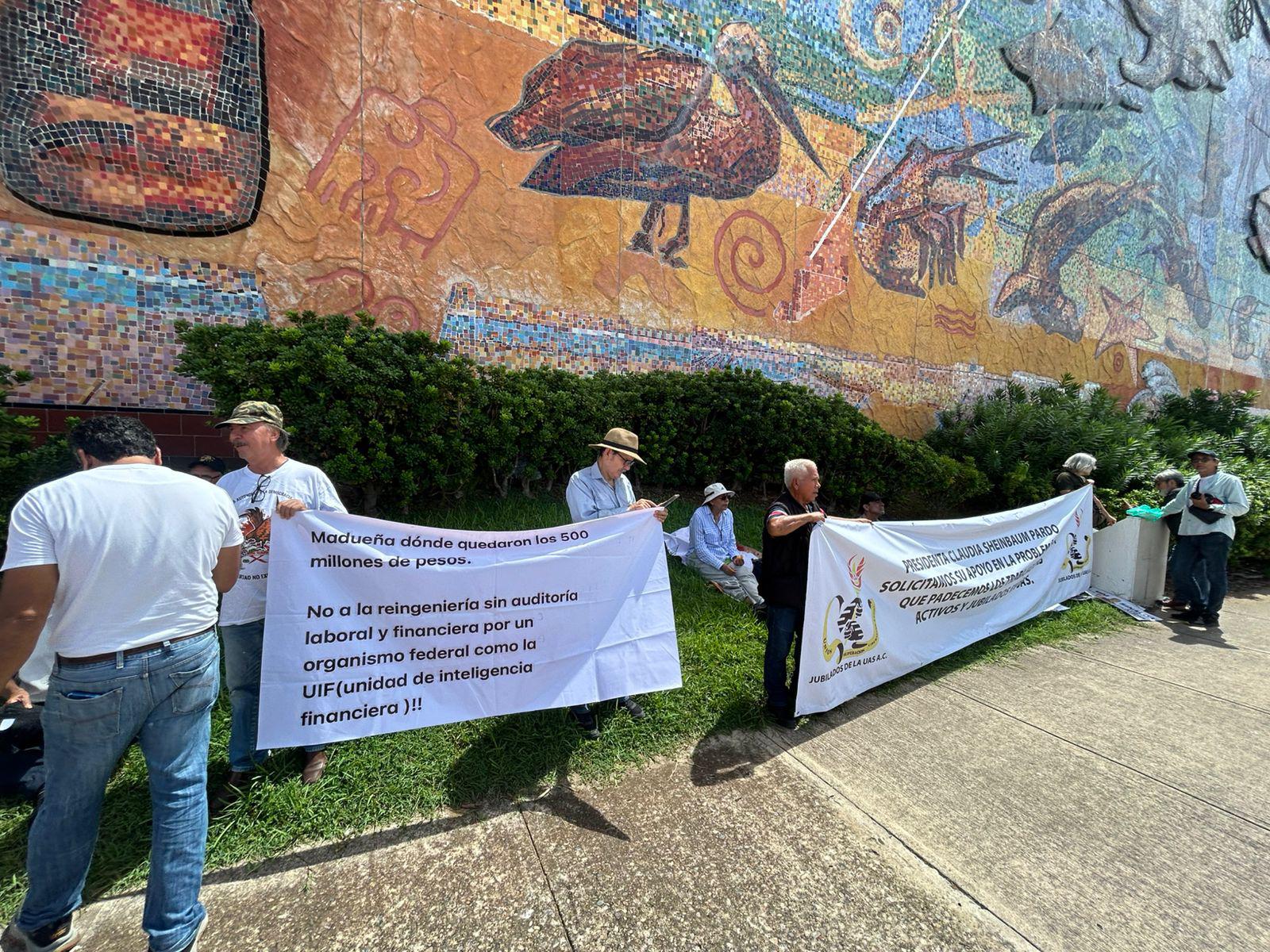 $!Docentes jubilados protestan nuevamente en Mazatlán contra la ‘reingeniería’ en la UAS