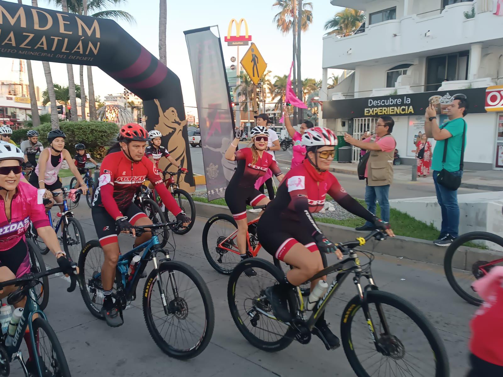 $!Ciclistas se unen en la ‘Rodada en Rosa Reto Mazatlán’ contra el cáncer de mama