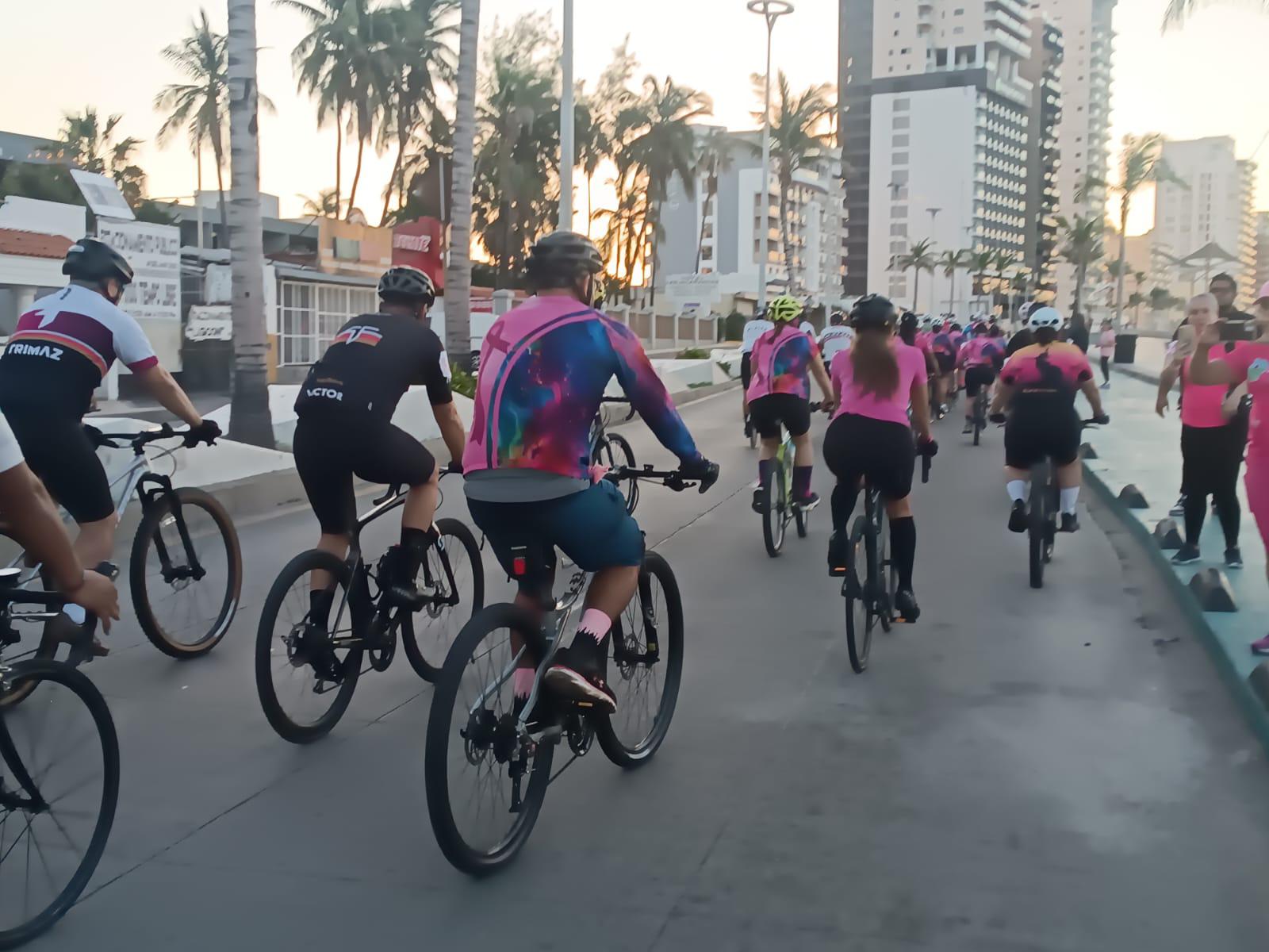 $!Ciclistas se unen en la ‘Rodada en Rosa Reto Mazatlán’ contra el cáncer de mama