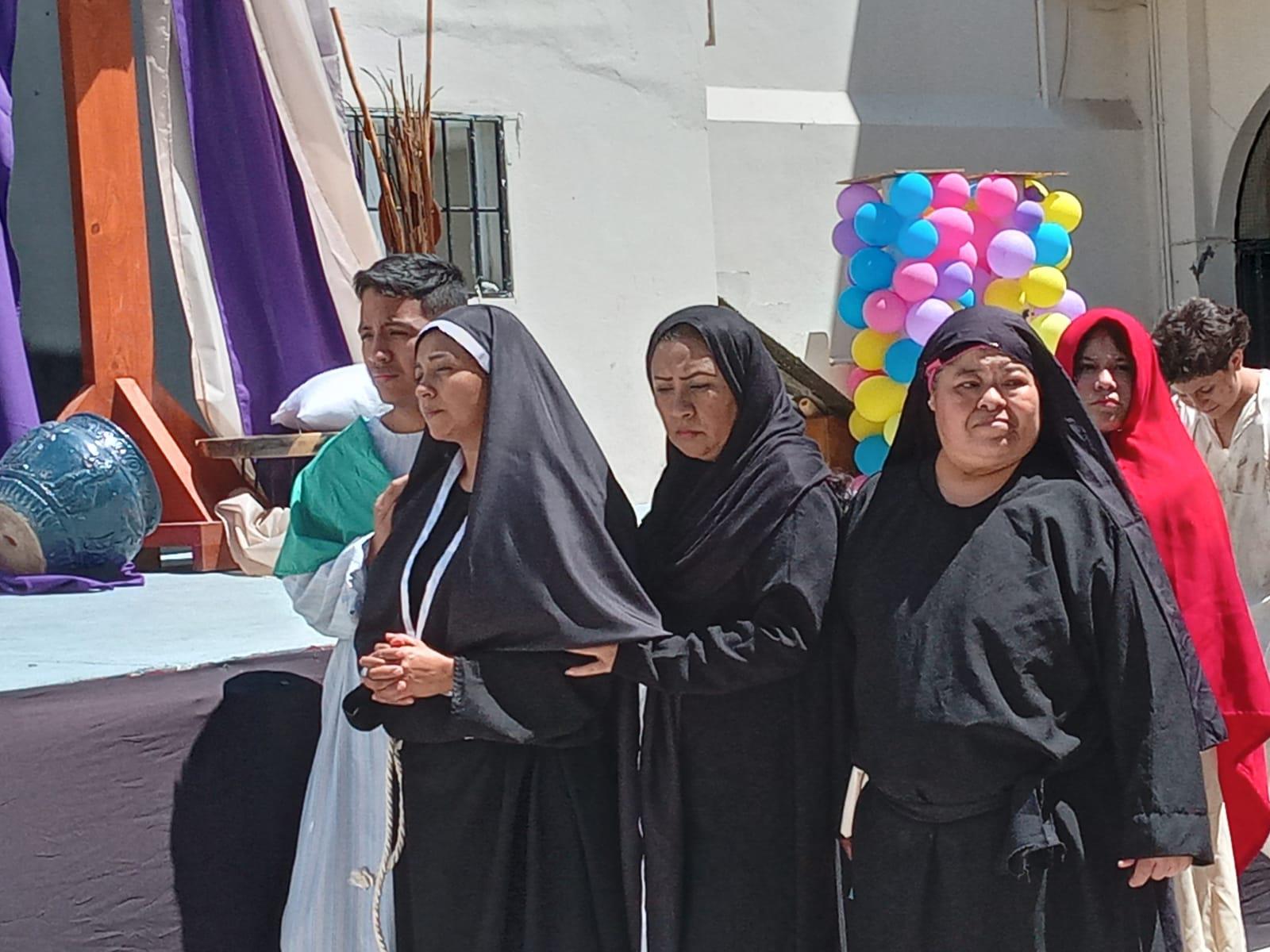 $!Mazatlecos y turistas atestiguan el Viacrucis Viviente en calles del Centro de puerto