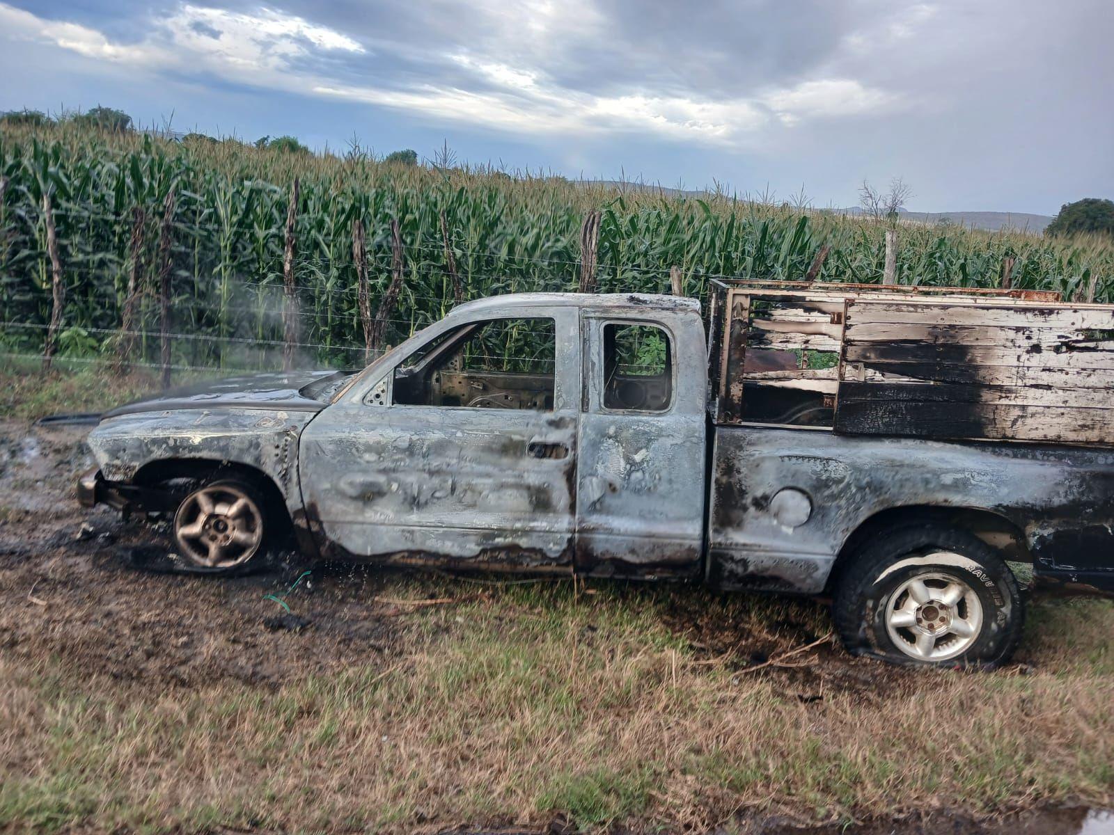 $!Se incendia camioneta a un costado de la carretera rumbo a Siqueros, en Mazatlán