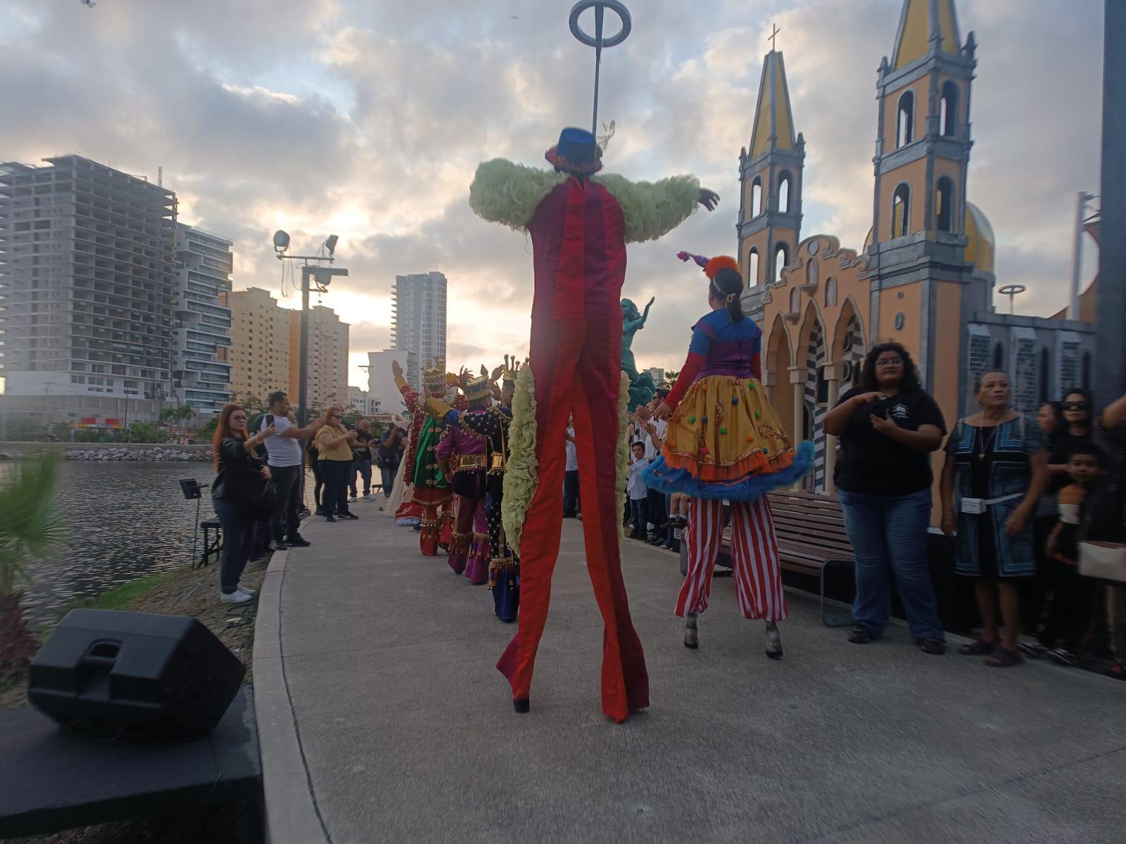 $!‘Recordando el Carnaval’ llena de color y tradición el Parque Central de Mazatlán