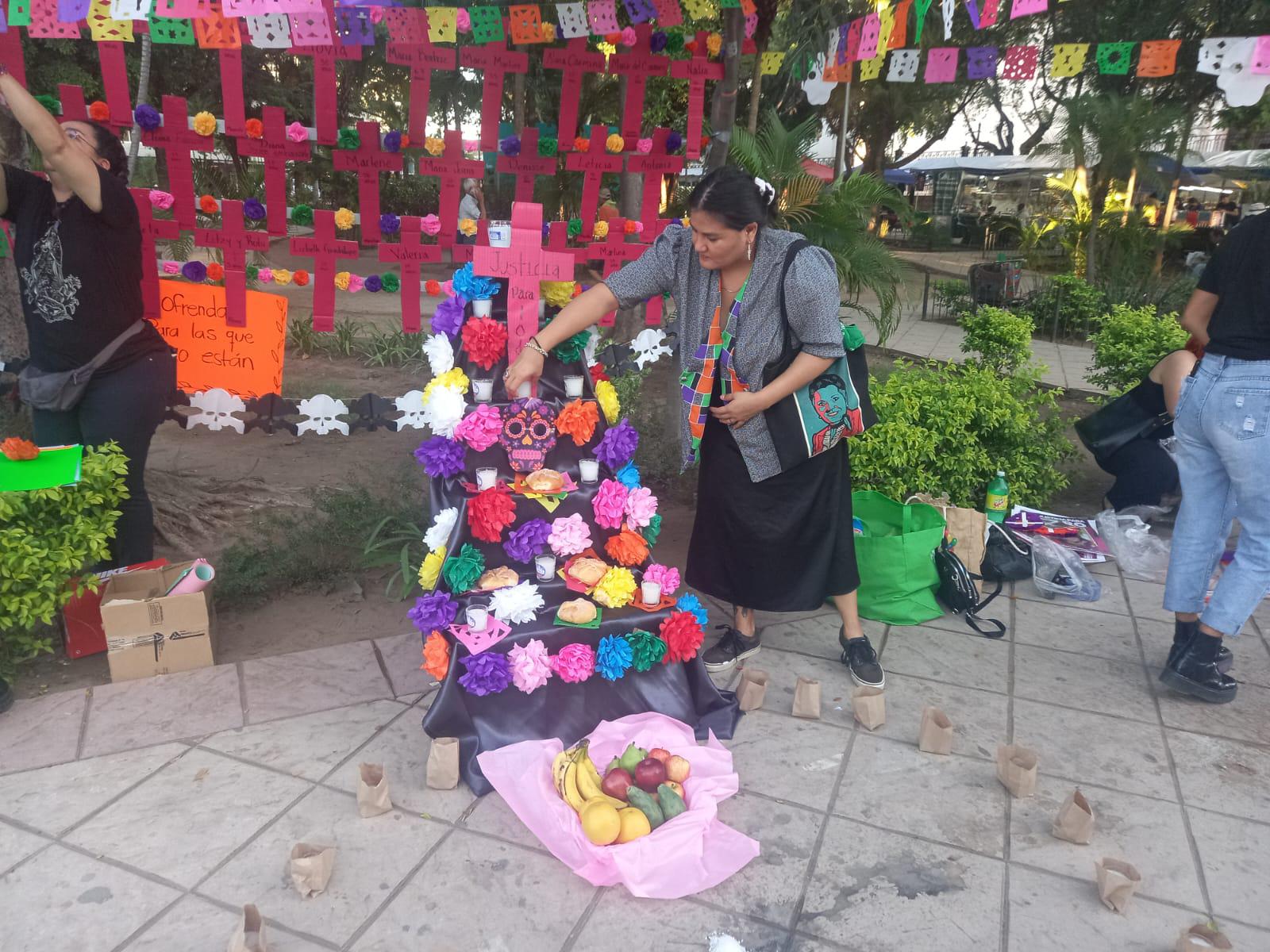 $!Colectivas feministas de Sinaloa instalan altar en memoria de las víctimas de feminicidio
