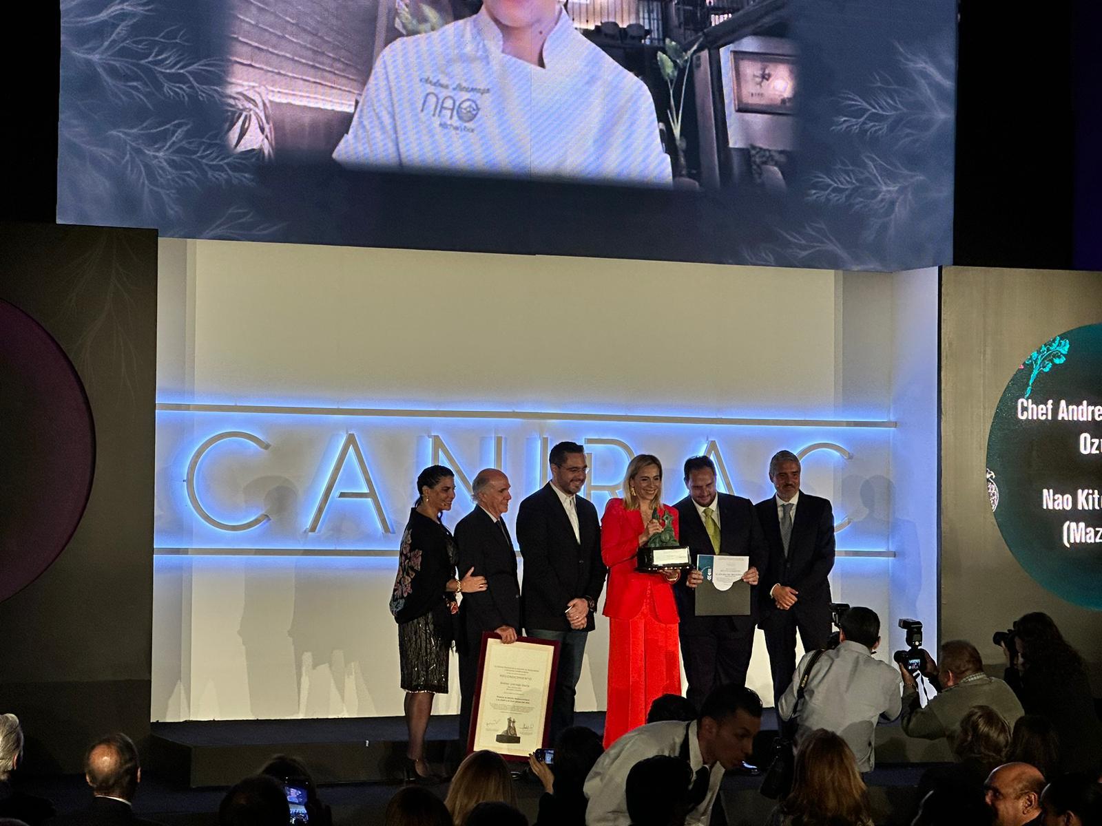 $!Dirigentes de Canirac entregaron el reconocimiento a la chef Andrea Lizárraga.