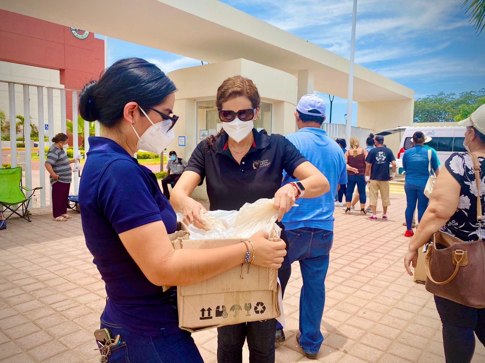 $!Fundación Letty Coppel apoyó a familias de pacientes Covid al llevarles lonches a las afueras del Hospital General de Mazatlán Doctor Martianiano Carvajal.