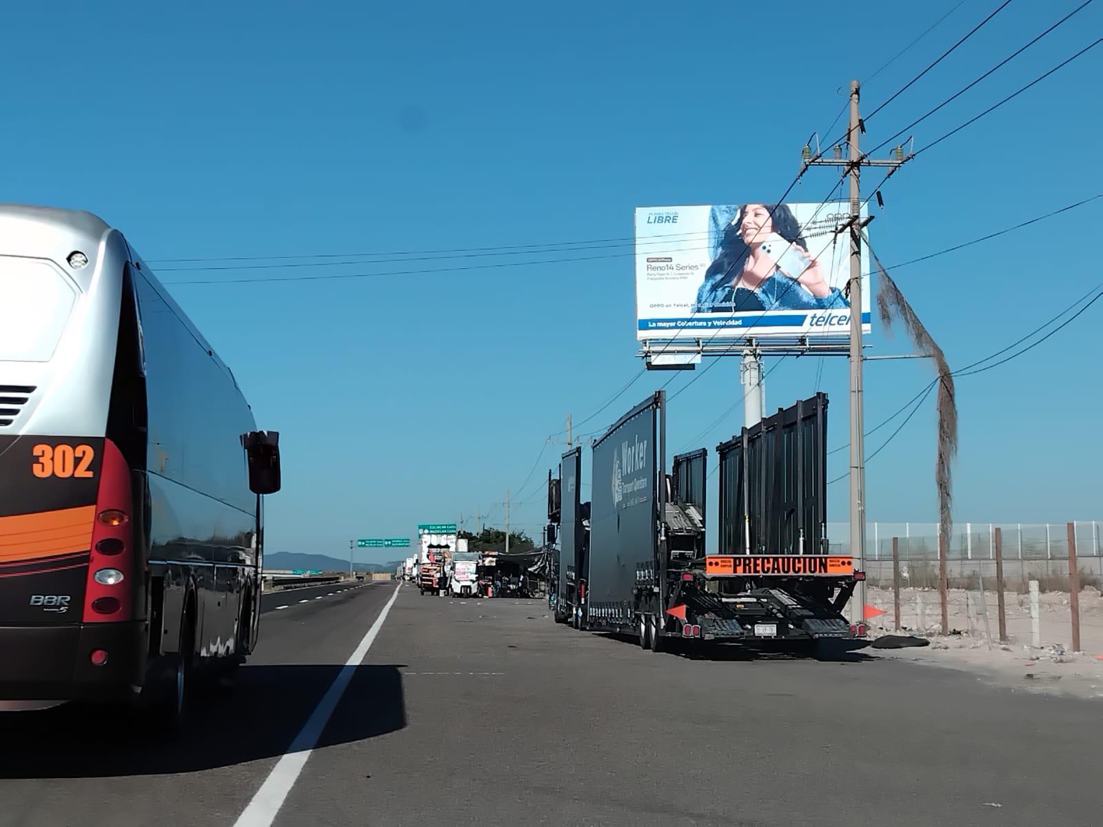 $!Aunque no hay cierre de casetas en el sur de Sinaloa sí baja tránsito vehicular
