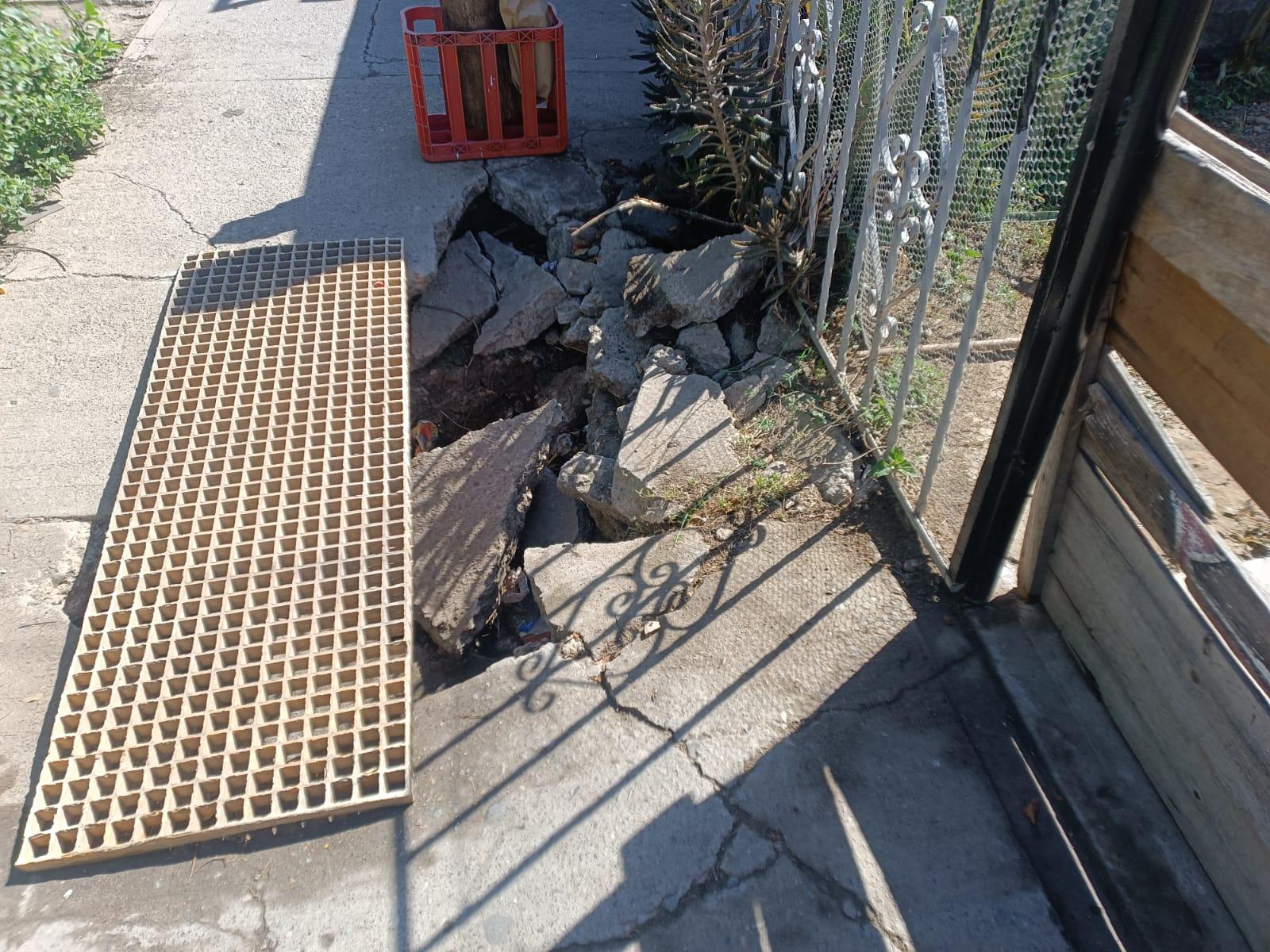 $!Vecinos del Infonavit Jabalíes, en Mazatlán, piden a autoridades atender socavón